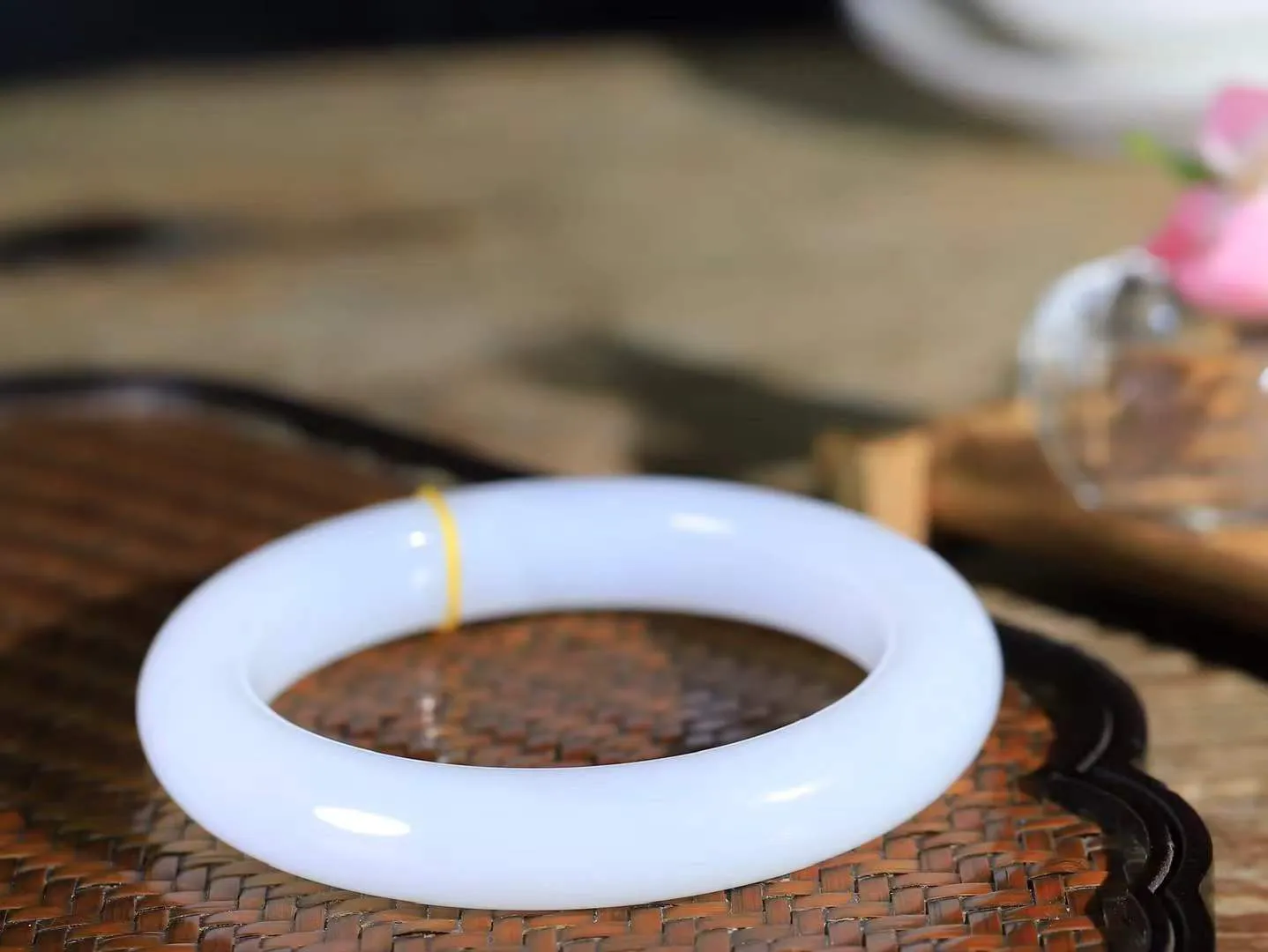 （温柔雅致.手镯）

精品️和田玉白玉手镯。镯型饱满，温润细腻，脂润沁香。️执一卷书，沏一盏