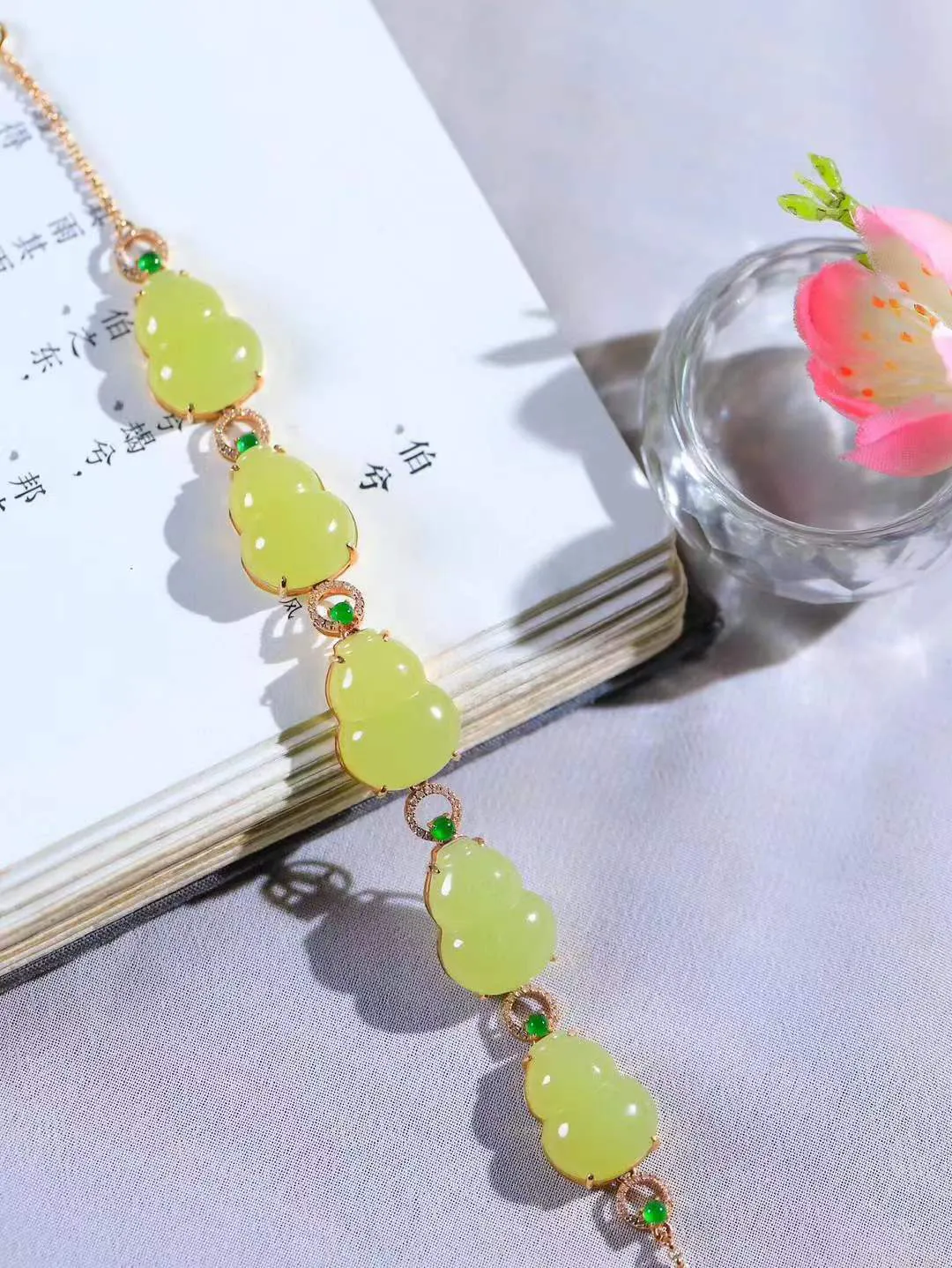 【金镶玉.福禄.手链】

精品和田玉黄口18k金镶嵌葫芦手链，玉质细腻油润 造型饱满 寓意子孙万代，吉祥如意。葫芦通“福禄”，祈福平安，福禄齐康，静心洗凡尘。传统文化中最原始的吉祥物之一，艺术感佳，玩心至宝，意趣十足。
重13.2克   尺寸取一16.6-12.6mm    89102533A