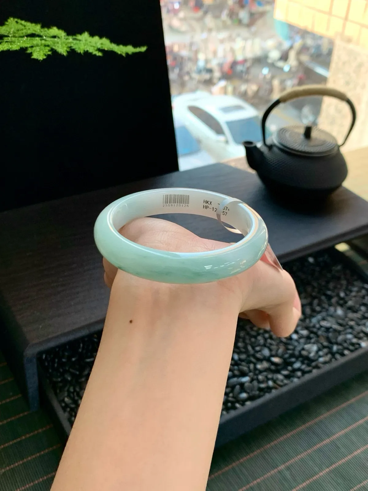 【冰飘绿手镯】
带着娇艳动人的色彩斑斓，仙气缭绕的手镯，上手那是高贵优雅气质与韵味一体的独特魅力～
【尺寸】57-12-8mm