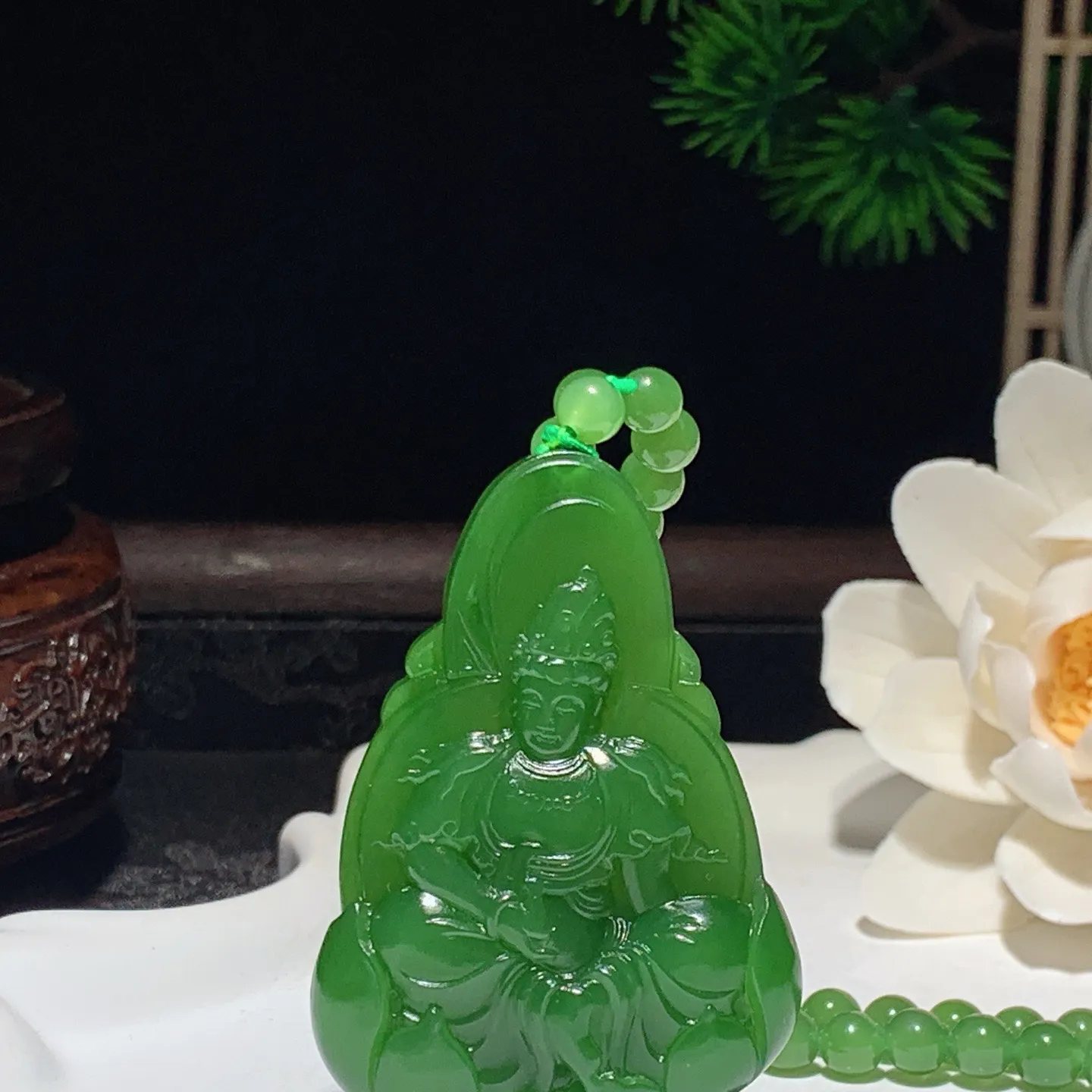 和田玉阳绿俄罗斯碧玉坐莲观音挂件 尺寸50/35/9重44.4克。玉质细腻油润。手推出油。佩戴高端典雅。lt260127