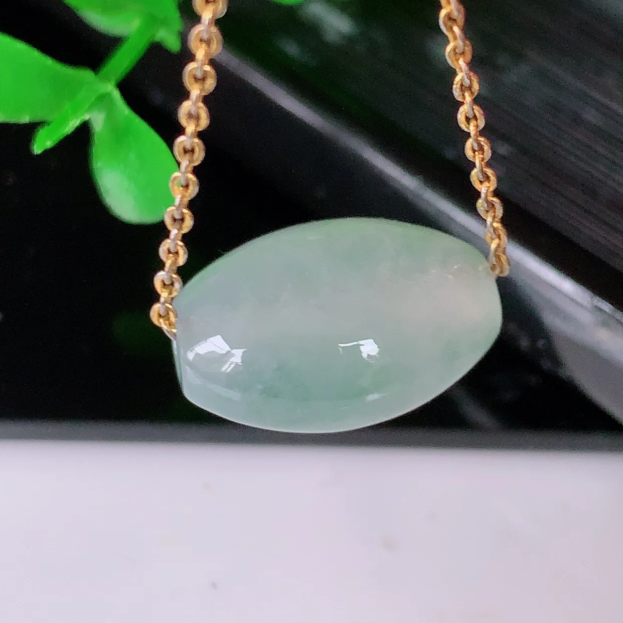 自然光实拍，冰种飘花翡翠路路通吊坠，寓意时来运转、财源滚滚，款式新颖时尚，日常百搭的款！配图银链#031.4尺寸15.6-12.2-9.2mm