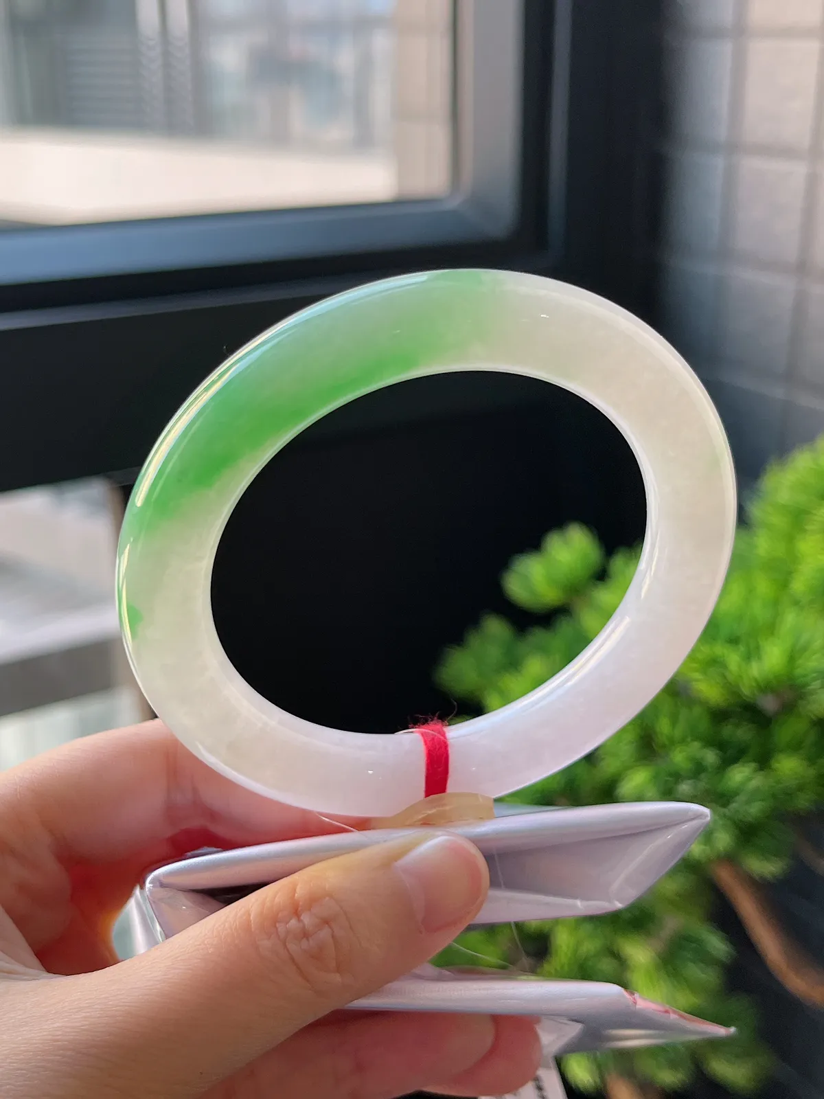 圆镯58圈口，翡翠冰糯种飘绿手镯