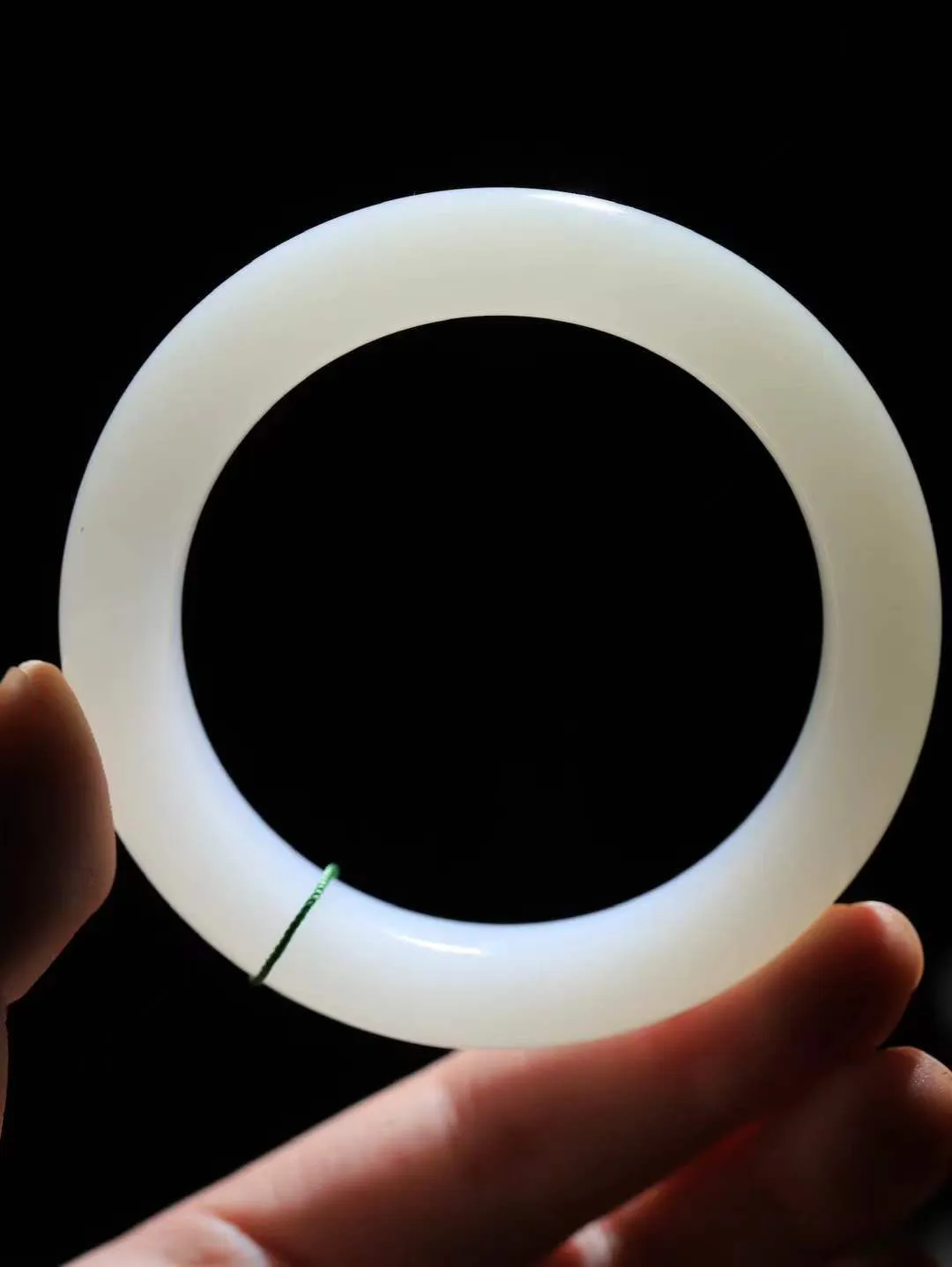 【情有独钟.手镯】

精品和田玉白玉手镯 玉质温润细腻 油性十足 手感舒适，高华雅逸，线条流畅，简约大气，美自天成，素雅高贵。佩戴于腕间，婉约之美，举手投足间透出那低调奢华。重75克 内径57.5mm 尺寸13-10.5mm   FDL-79102651