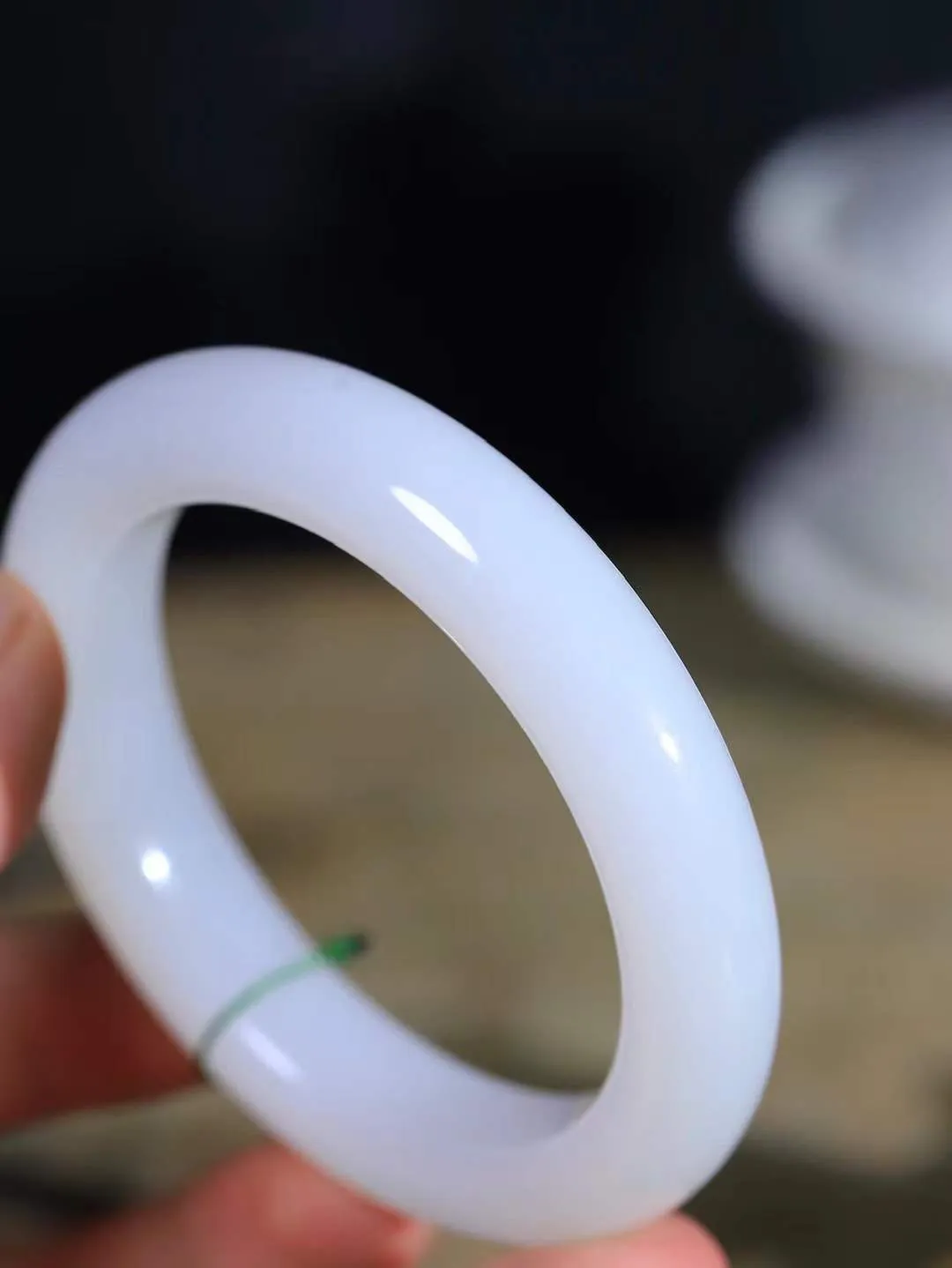 【情有独钟.手镯】

精品和田玉白玉手镯 玉质温润细腻 油性十足 手感舒适，高华雅逸，线条流畅，简约大气，美自天成，素雅高贵。佩戴于腕间，婉约之美，举手投足间透出那低调奢华。重75克 内径57.5mm 尺寸13-10.5mm   FDL-79102651