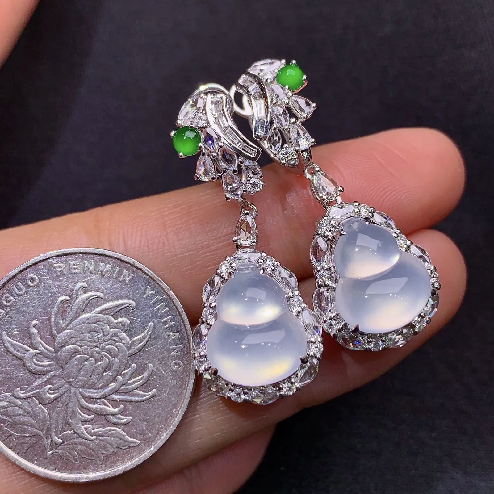 18k金钻镶嵌冰种葫芦耳坠 搭配小阳绿蛋面镶嵌 玉质水润细腻 清新透亮 整体尺寸35.5*13.6*10.3