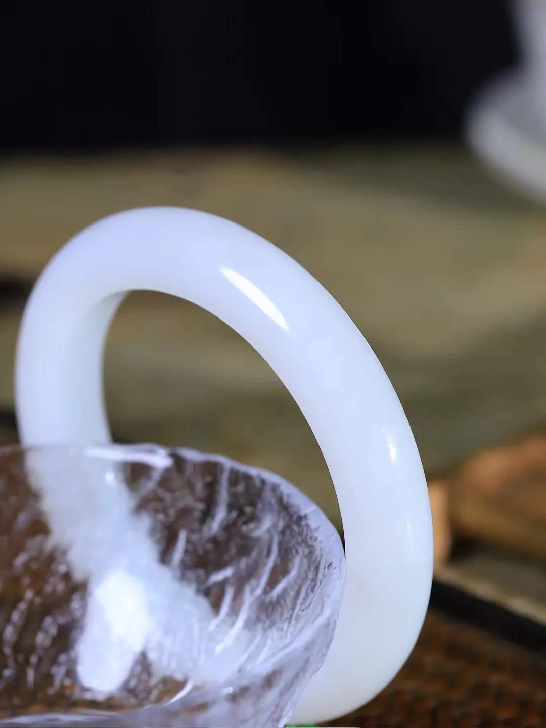 （柔情似水.手镯）

精品和田玉白玉手镯，玉质温润细腻，镯型饱满圆润，优雅知性，姽婳于幽静兮，又婆