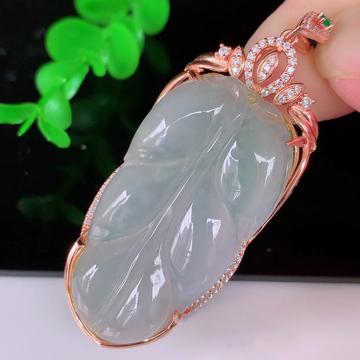 冰种翡翠925银镶嵌叶子吊坠，自然光实拍，翠色灵动，颜色漂亮，种老水足，品相佳，佩戴佳品！#037.4整体59*22.5*8.2裸石41-21.8