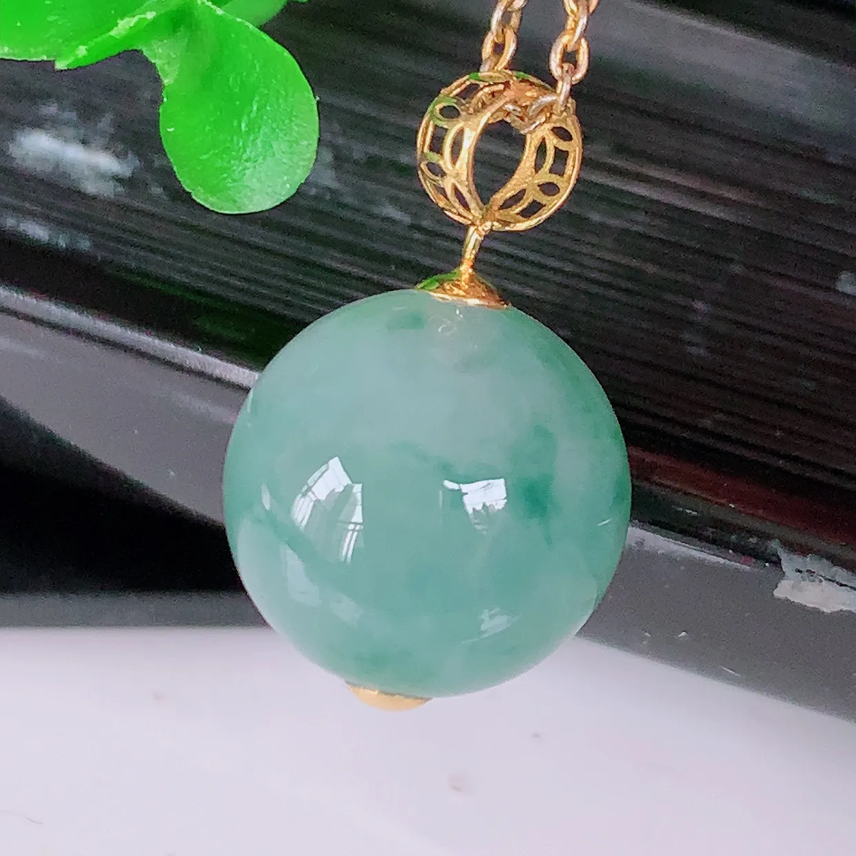 自然光实拍，18K金镶嵌冰飘花翡翠圆珠、转运珠吊坠，寓意“时来运转，财源滚滚” 寓意佳，荧光灼灼，转运珠佩戴时尚优雅！#032.4整体19.5裸石12.5