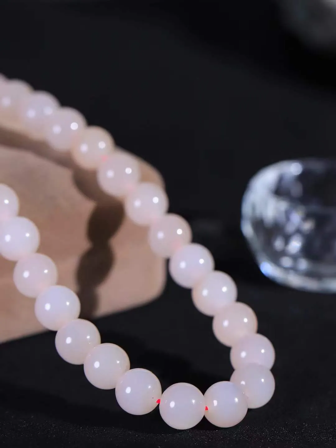 【珠圆玉润.项链】

精品和田玉藕粉珠圆玉润项链 玉质细腻油润 饱满光滑 质朴无华，悠远简单，人心境界远，百世修炼深，心灵常驻善意持，觉悟人生百世修。重140.6克 尺寸取一9.4mm  FDL-22142622