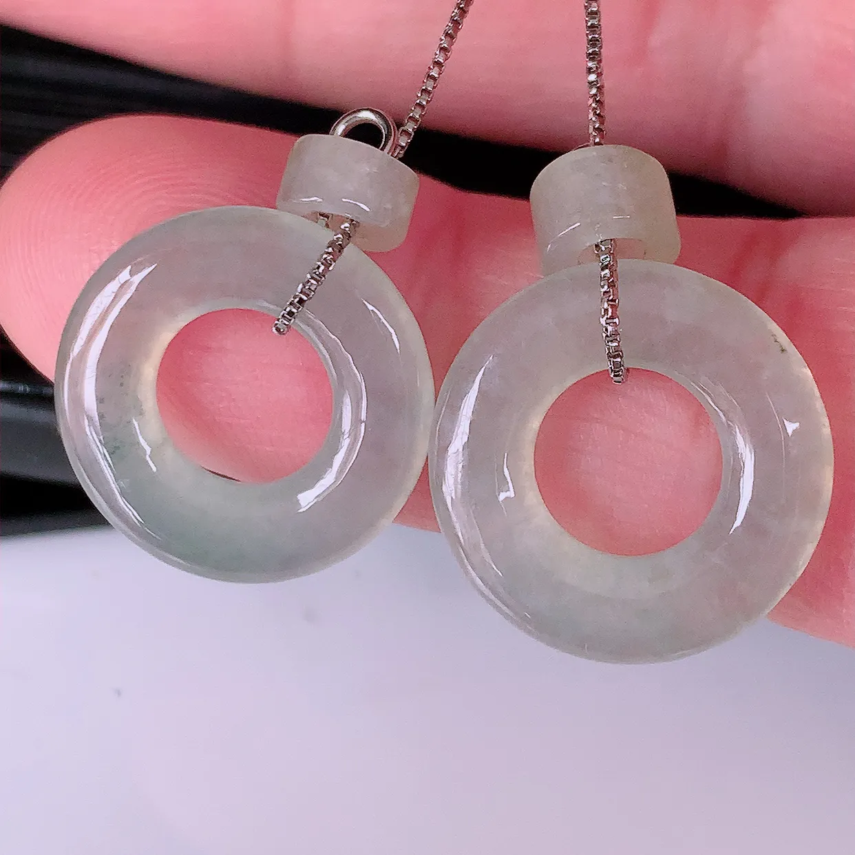 自然光实拍，冰种翡翠一对平安扣耳坠，翠色灵动，玉质细腻，颜色漂亮，品相佳，佩戴佳品！配银线 #130