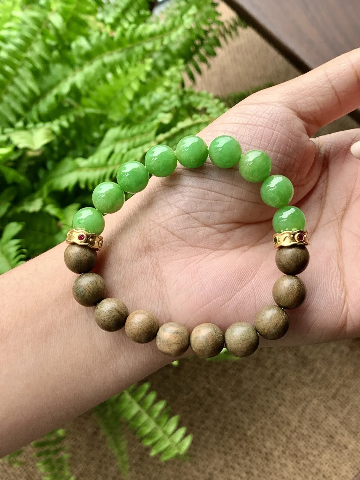 阳绿手串圆珠子手串木珠手串
裸石 性价比高  
尺寸：9.7