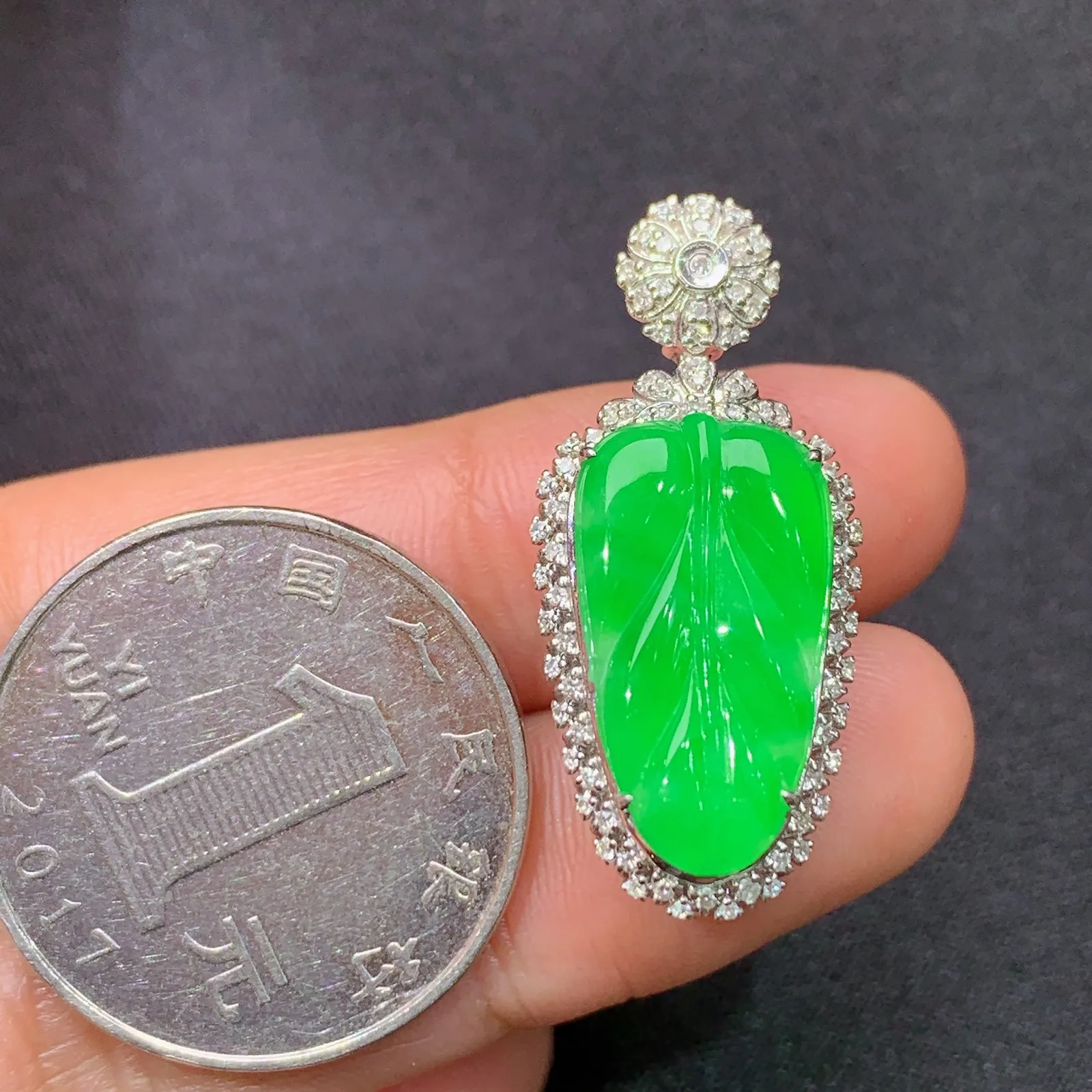 阳绿树叶吊坠，18k金镶嵌，冰润色阳，玉质细腻，种水足，Yt 尺寸30.7*13.9*8.4