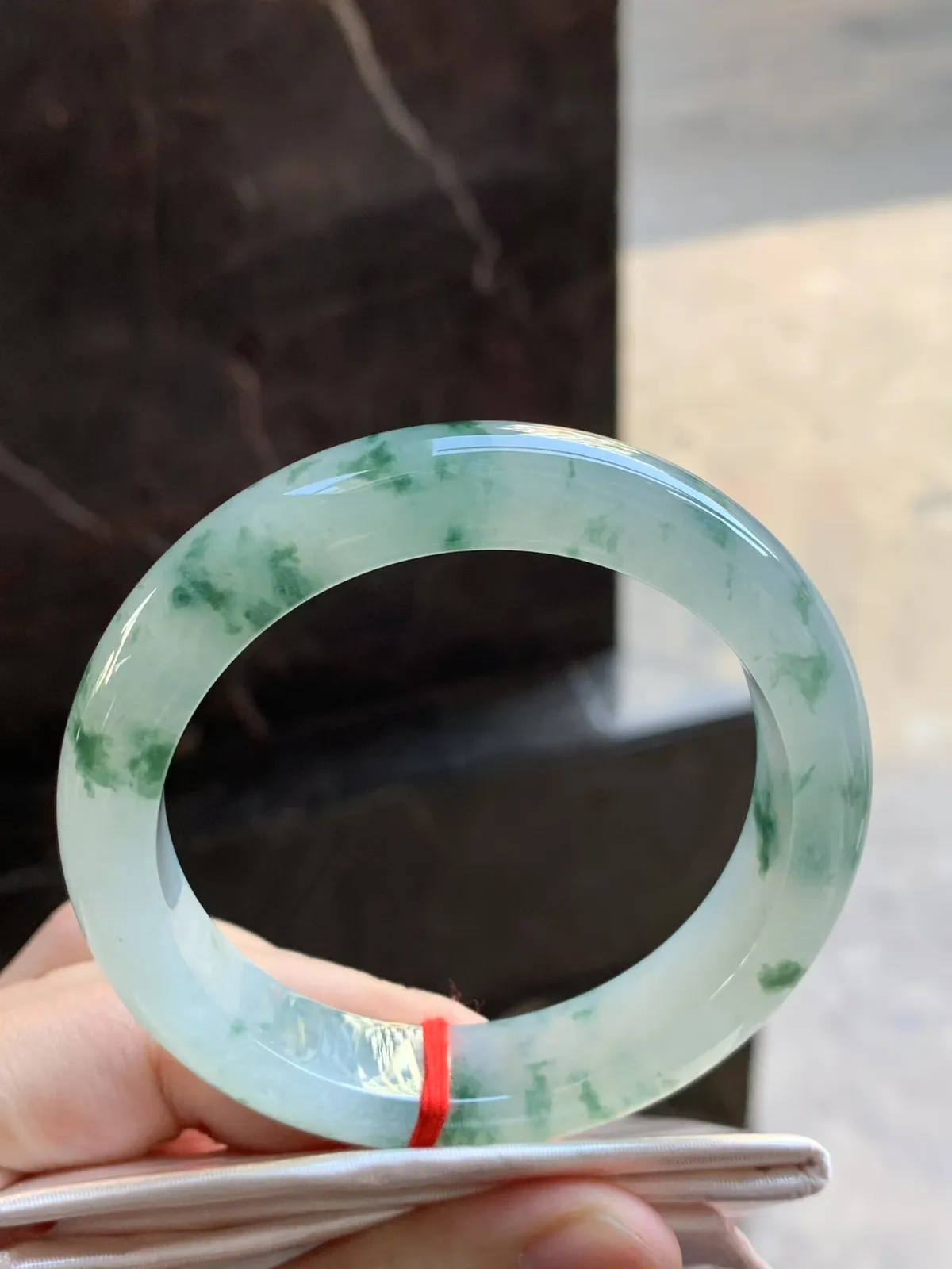 冰种飘花手镯
  品相好 清爽 颜色漂亮 种水好 
     尺寸 55.3-13.3-8.8mm