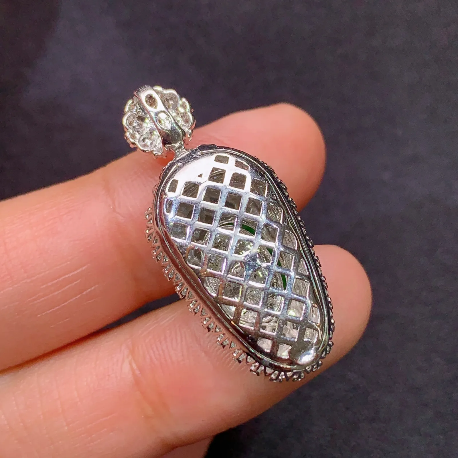 阳绿树叶吊坠，18k金镶嵌，冰润色阳，玉质细腻，种水足，Yt 尺寸30.7*13.9*8.4