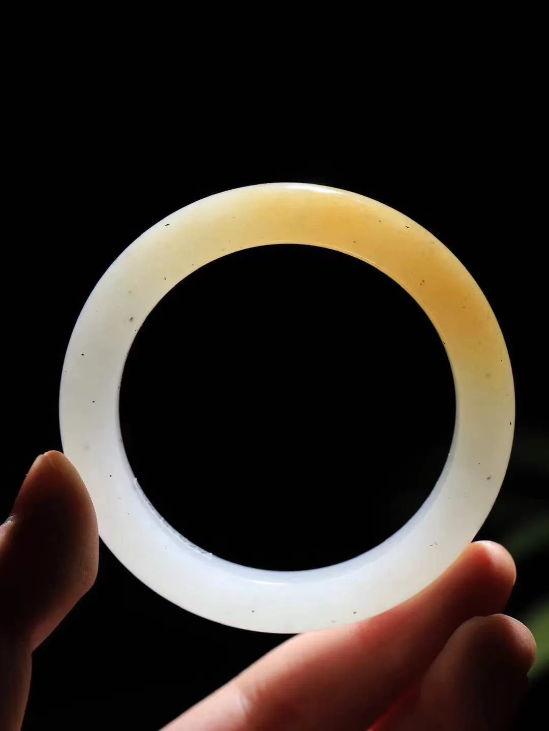 【腕间柔情.手镯】   

精品和田玉糖白点墨手镯 玉质温润细腻 油性十足 古朴秀雅 轻抚岁月的栏杆软香温玉，腕间玉镯轻轻晃动，令人情动心间，撷一缕月末的芬芳，把心思铺陈，时光静美，惟有你最温柔。重55克   尺寸52.5-12.4-9.3mm  46102555A