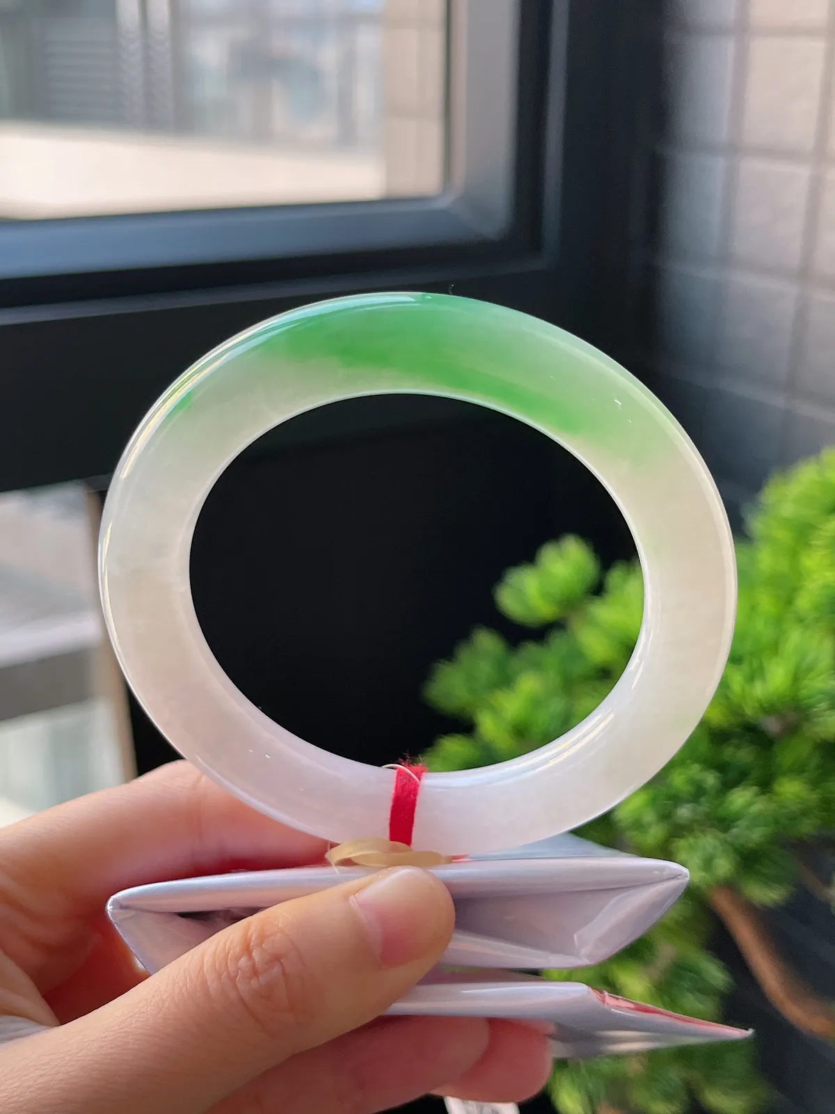 圆镯58圈口，翡翠冰糯种飘绿手镯