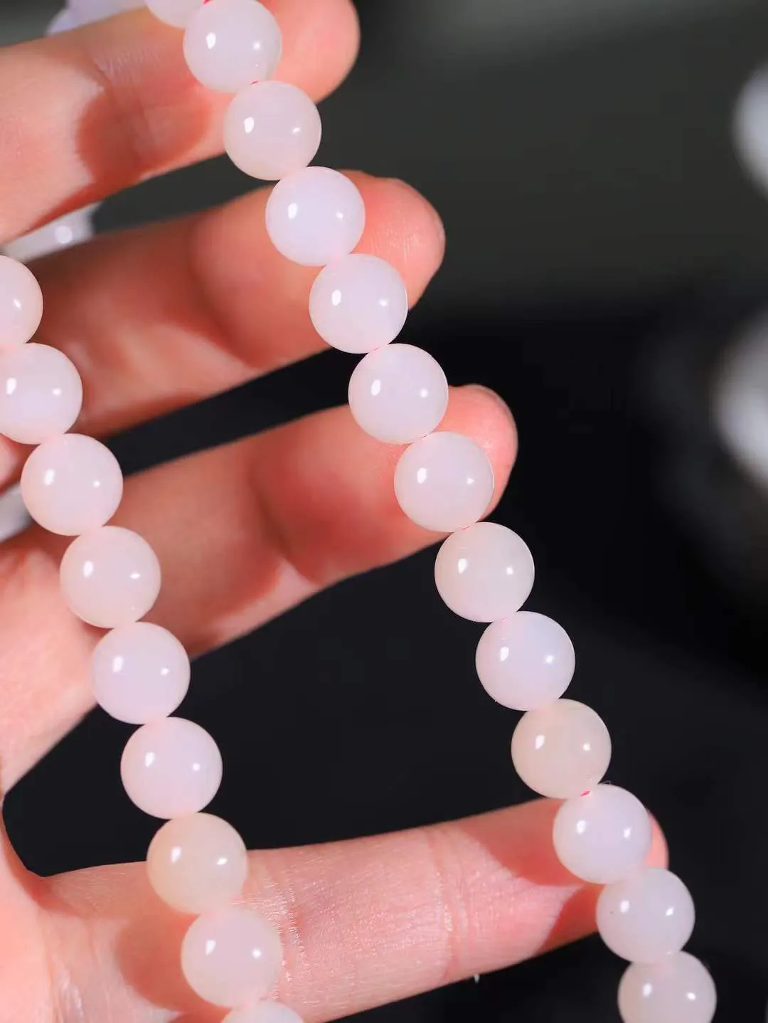 【珠圆玉润.项链】

精品和田玉藕粉珠圆玉润项链 玉质细腻油润 饱满光滑 质朴无华，悠远简单，人心境界远，百世修炼深，心灵常驻善意持，觉悟人生百世修。重140.6克 尺寸取一9.4mm  FDL-22142622