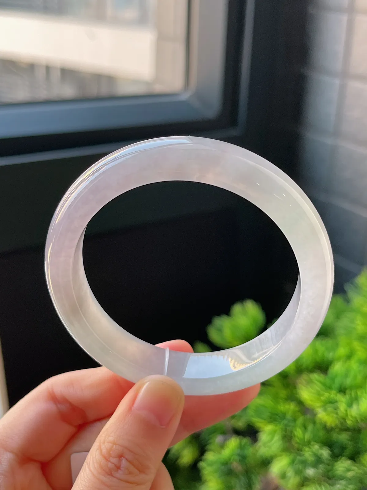 正圈56圈口，翡翠冰糯种淡绿色手镯