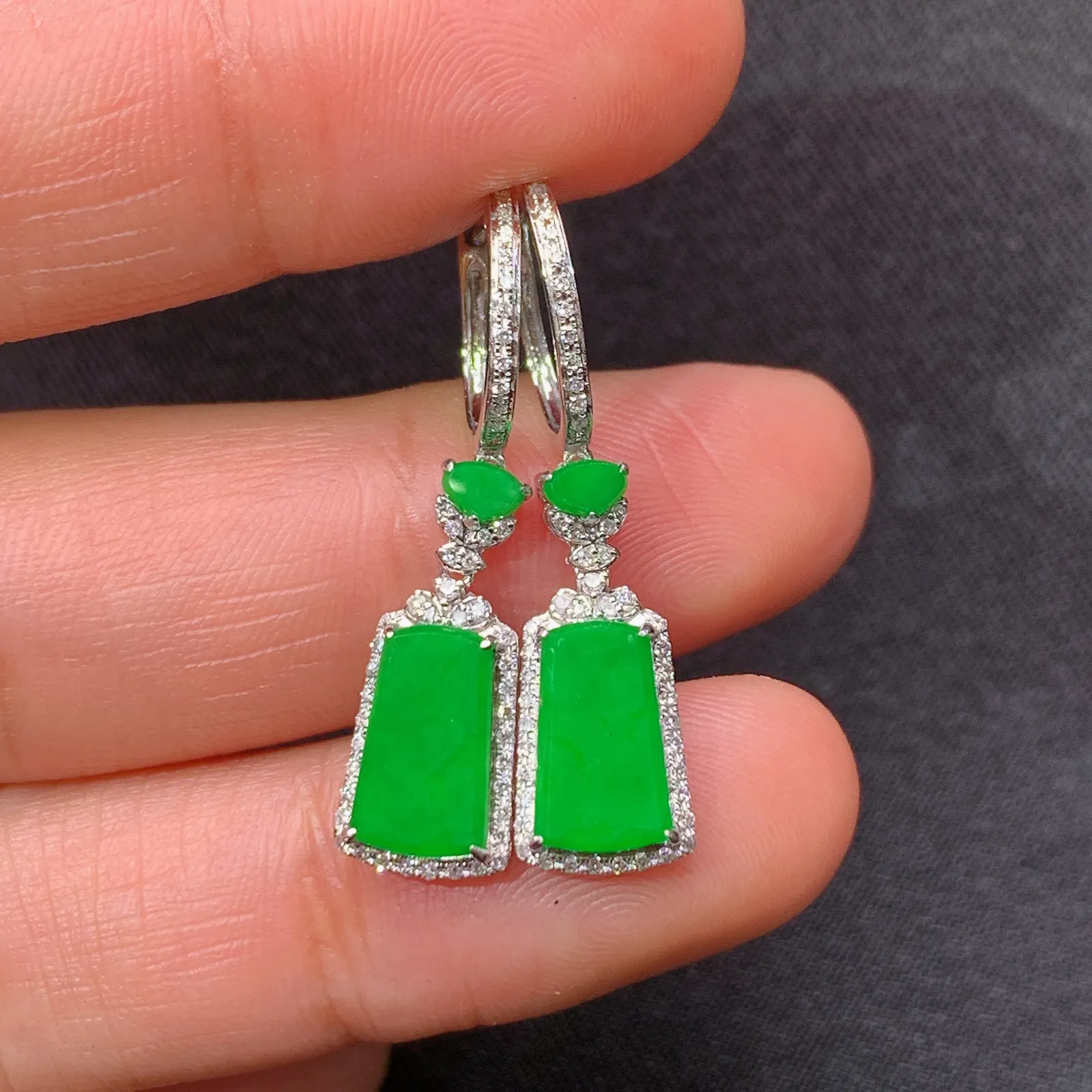 阳绿无事牌耳坠，18k金镶嵌，款式新颖，冰润色阳，种水足，Yt 尺寸8.9*5*1