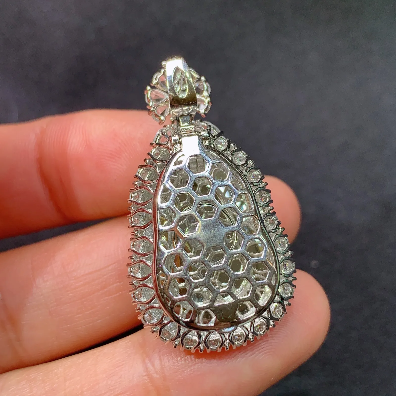 翠绿葫芦吊坠，18k金镶嵌，色泽鲜阳，冰润细腻，种水足，Xj 尺寸35.1*19.8*14.7