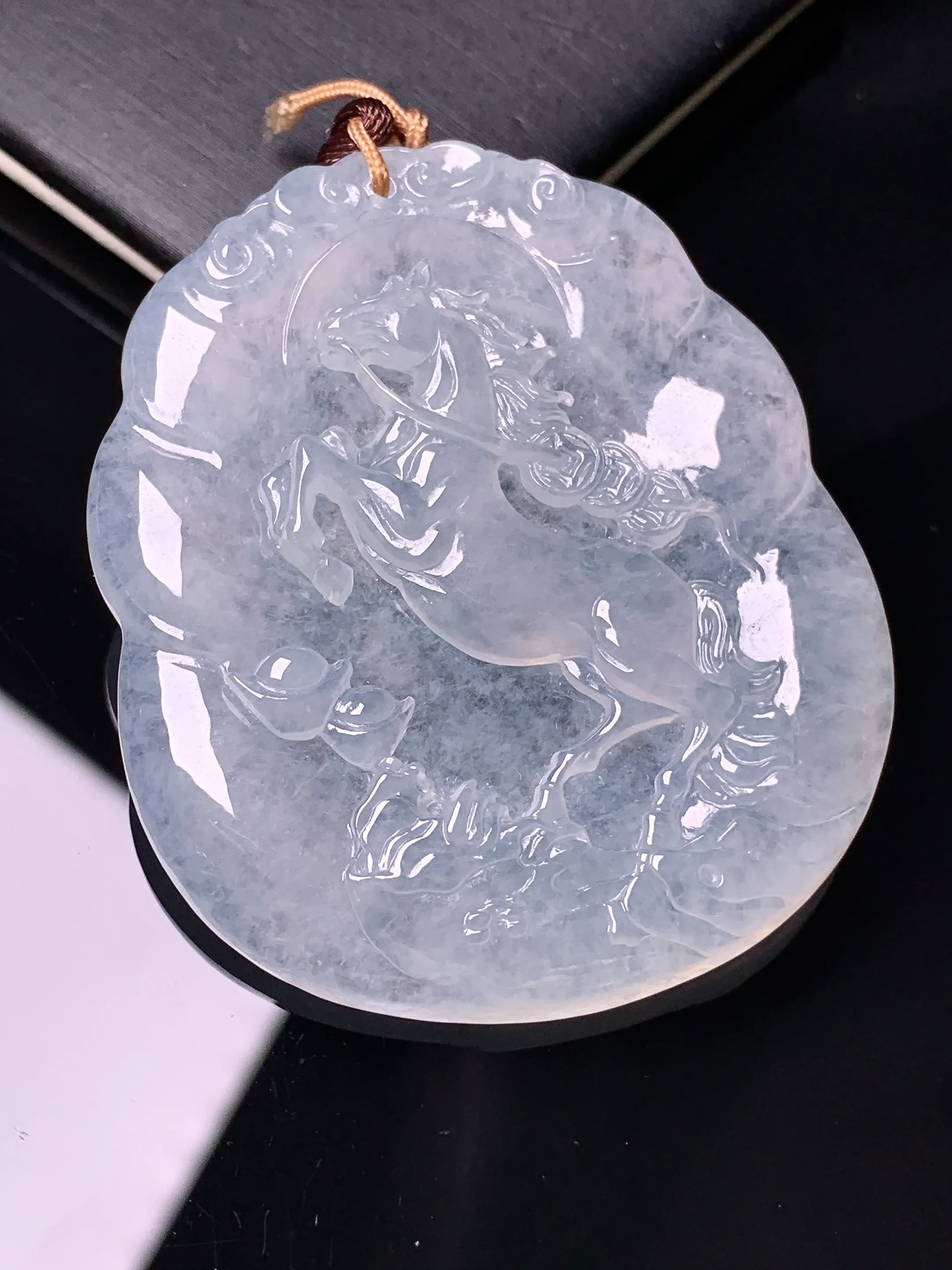 冰种生肖马吊坠 玉质细腻 色泽清新艳丽 整体尺寸50.5*42.8*4.8