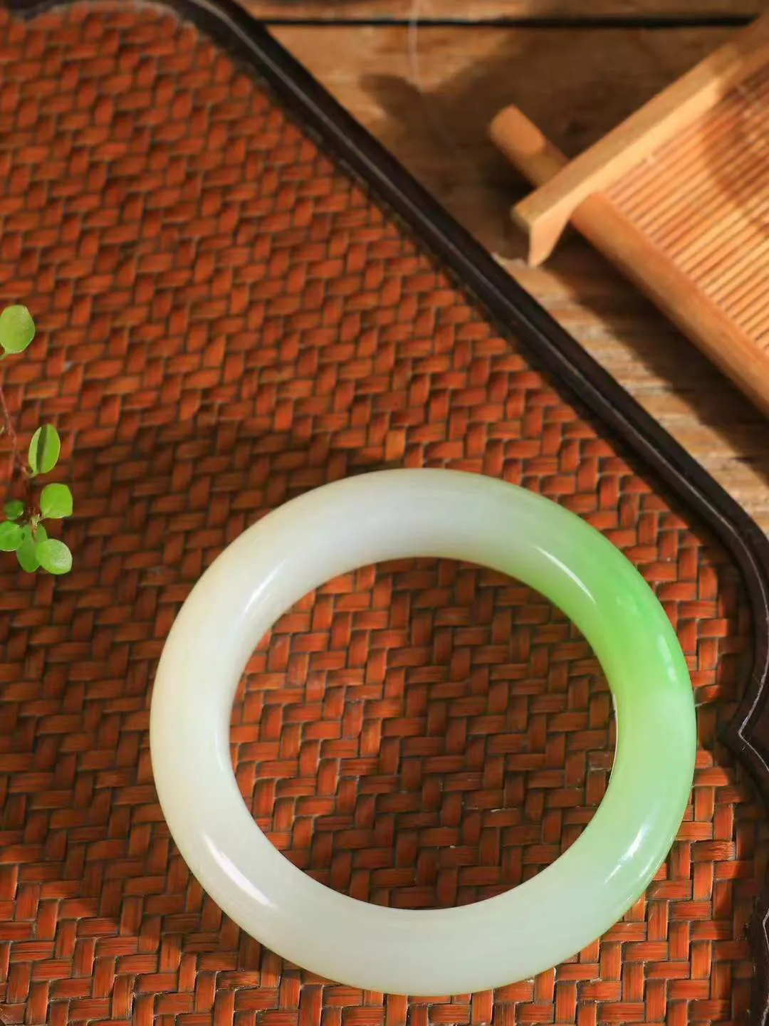 【翠色怡人.手镯】

让开让开[吃瓜]重器来了～️️
好久没见过这么白底色的翠青手镯[吃瓜]
同料所出，翠白分明，翠色青翠鲜艳，白肉干净纯正。收藏传家臻品。重101.7克  尺寸56-17.5-11mm  FDY-451152184