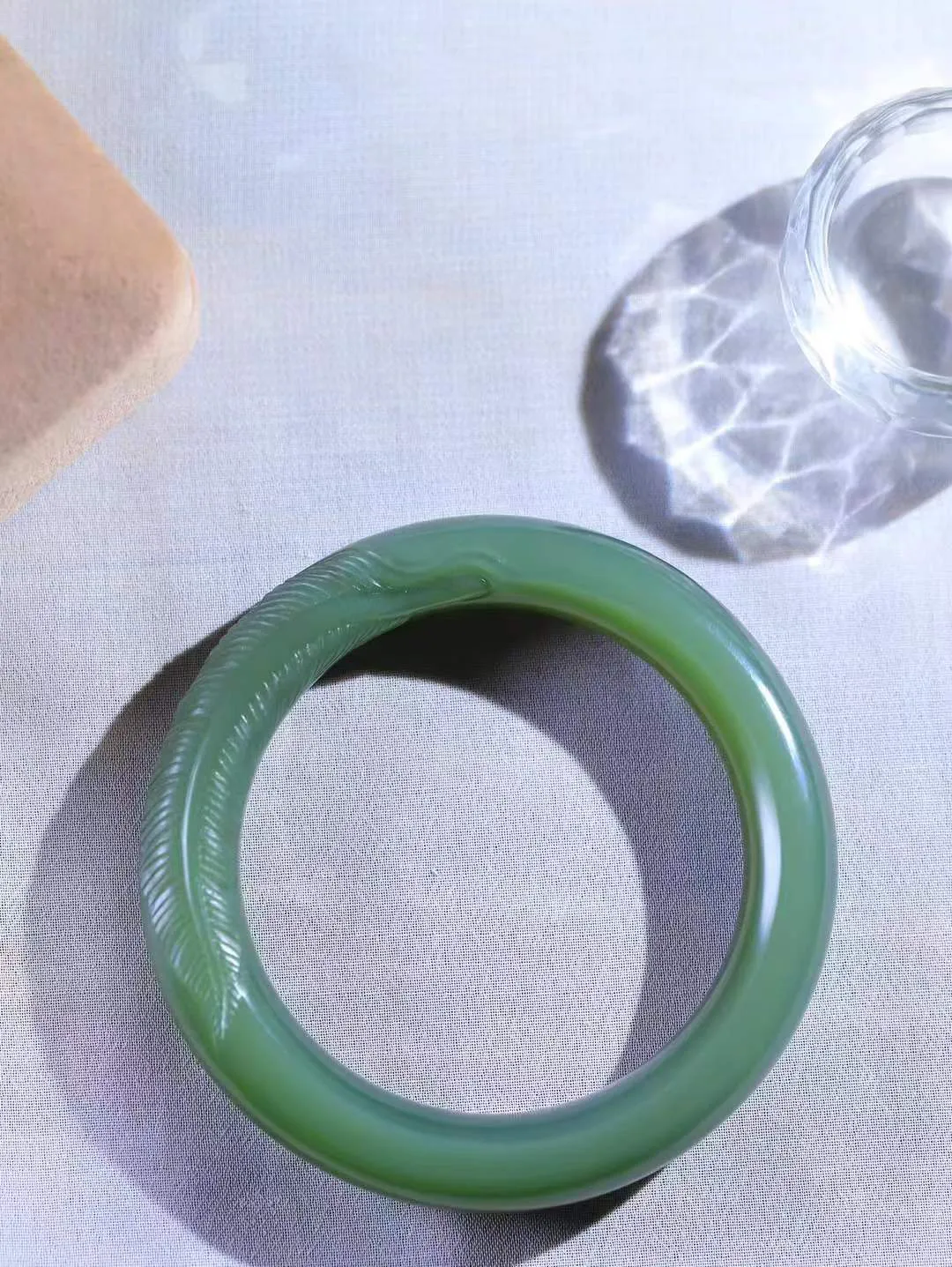 【碧色荡漾·手镯】

精品️和田玉碧玉手镯，玉质细腻温润，手感舒适，️线条流畅，简约大气，美自天成，佩戴于腕间，婉约之美，举手投足间透出那份低调奢华，醉人心扉。重67.7克 内径圈口55mm尺寸12.7-10.5mm FDL-77102532