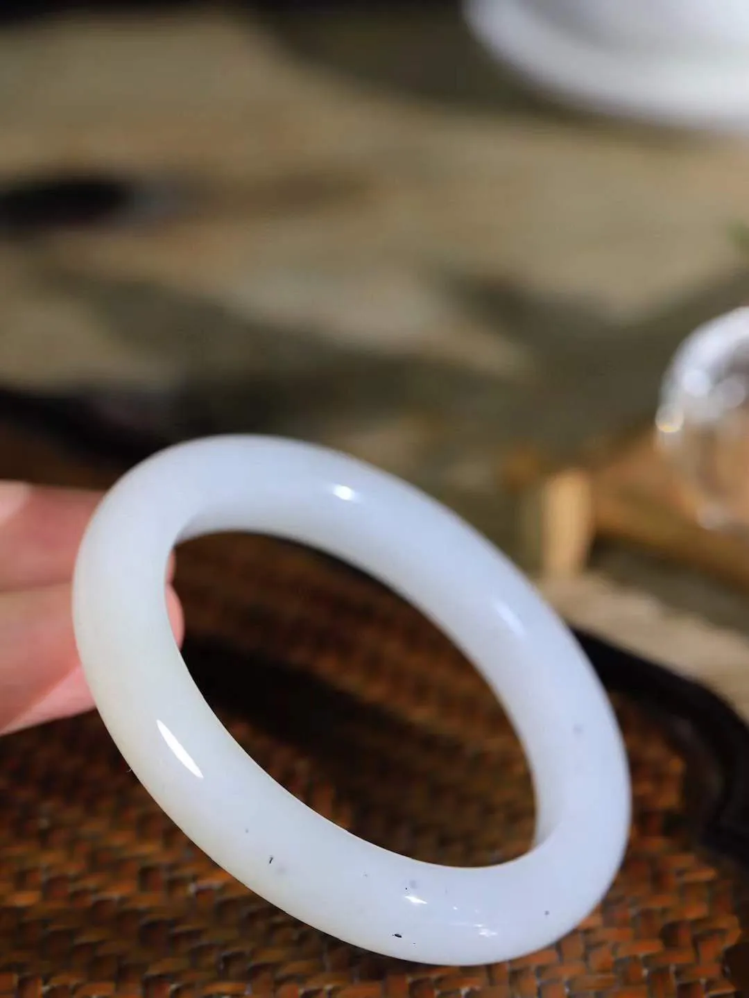 【一见钟情·手镯】

精品和田玉双色点墨手镯。镯型饱满，温润细腻，脂润沁香。️执一卷书，沏一盏茶，着一袭裙，戴一只镯。淡淡浅笺，素心若兰，静赏玉中诗画。悠悠岁月，芊手轻摘，盛满诗样芳华。重55克   内径圈口55mm 尺寸11-9.8mm  FDA-55102504