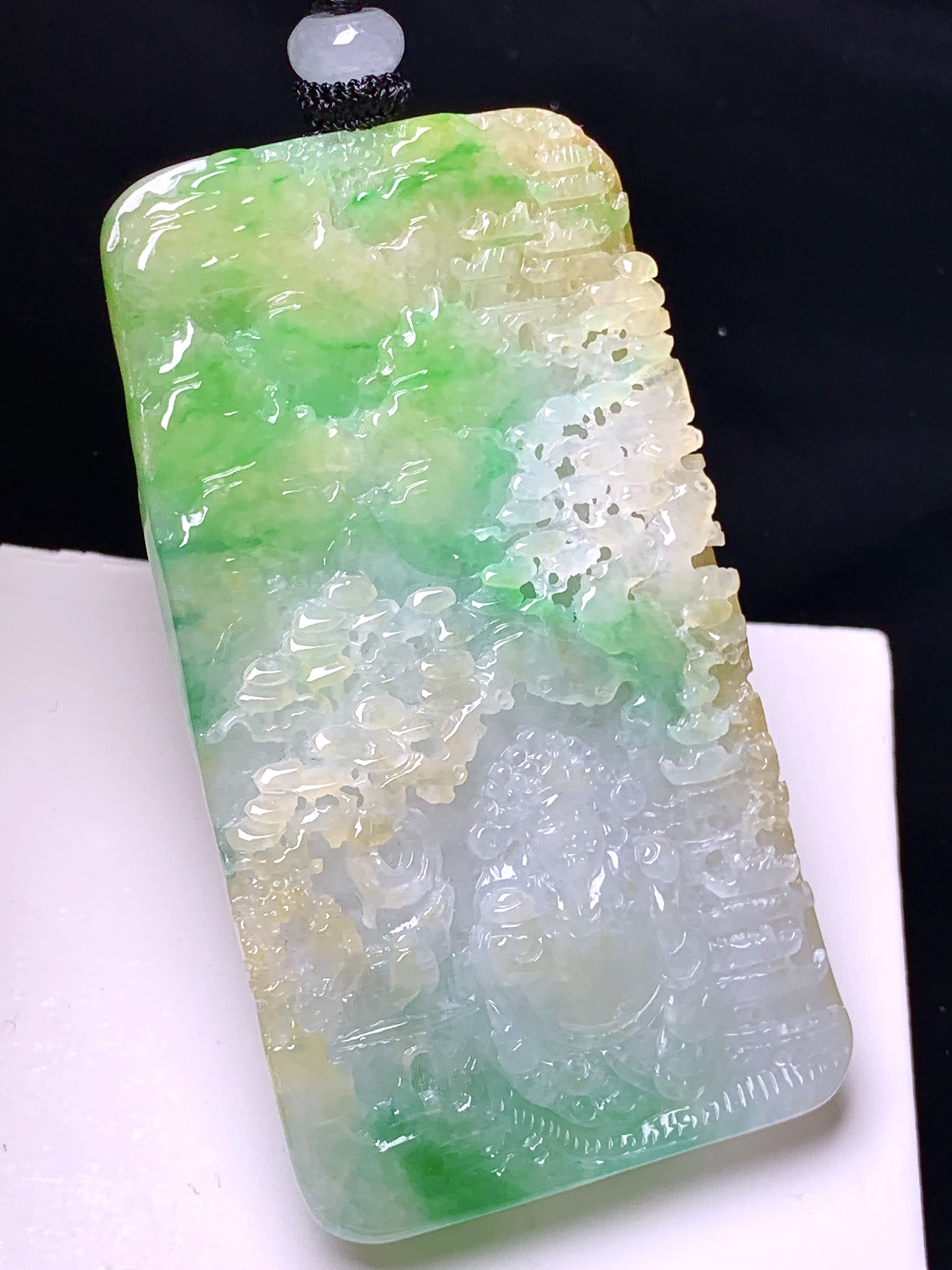 飘黄绿翡山水牌子吊坠 玉质细腻 色泽清新艳丽 整体尺寸62.5*34.6*5.6