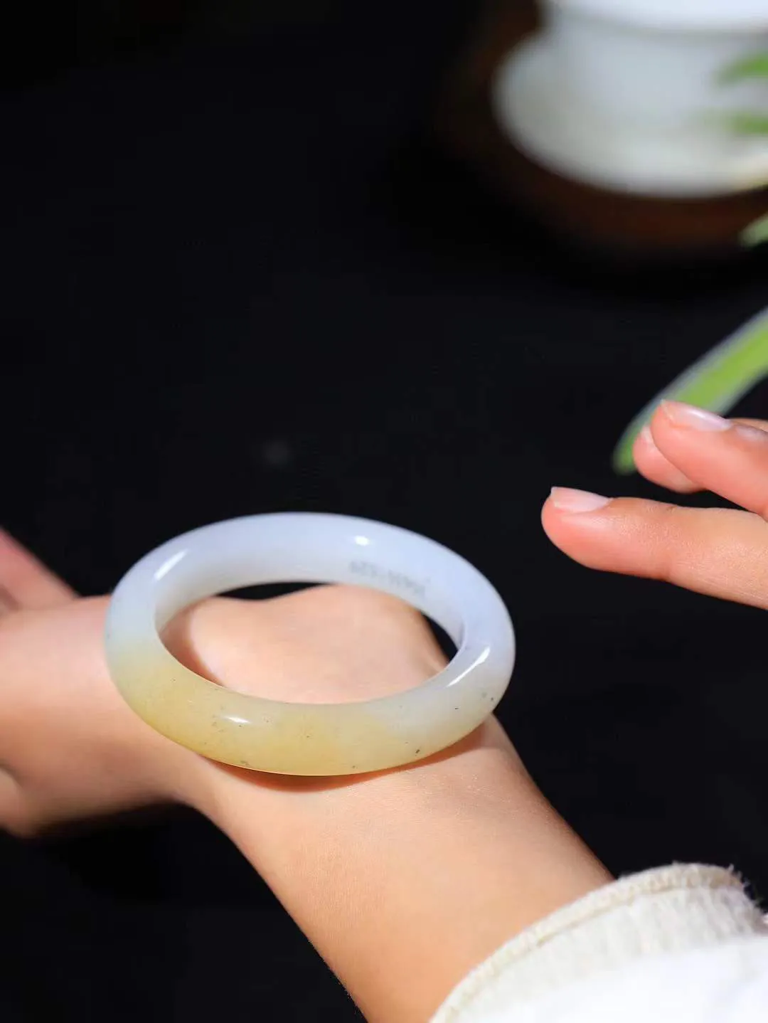 【腕间柔情.手镯】   

精品和田玉糖白点墨手镯 玉质温润细腻 油性十足 古朴秀雅 轻抚岁月的栏杆