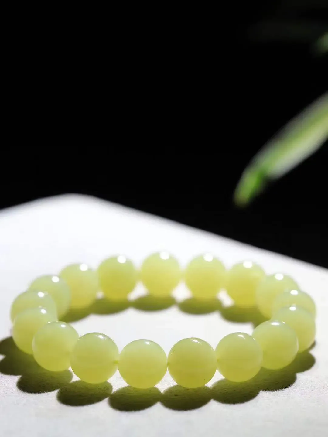 【珠圆玉润.手串】

精品️和田玉黄口珠圆玉润手串 玉质温润细腻  整串打磨圆润，佩戴舒适。珠珠落玉盘，间关莺语花底滑，一生美好时光，无论身在何处，都有它相伴相守。事事顺遂，幸福美满，吉祥如意。重44.6克 尺寸取一12mm  FDA-22102534