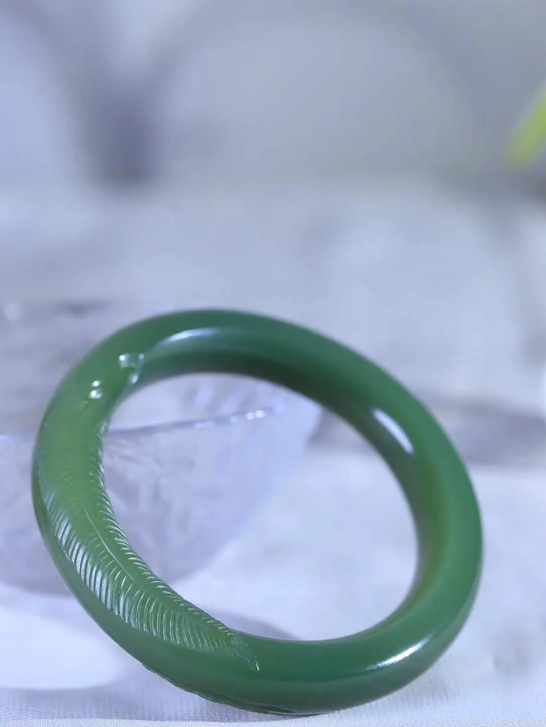 【碧色荡漾·手镯】

精品️和田玉碧玉手镯，玉质细腻温润，手感舒适，️线条流畅，简约大气，美自天成，佩戴于腕间，婉约之美，举手投足间透出那份低调奢华，醉人心扉。重67.7克 内径圈口55mm尺寸12.7-10.5mm FDL-77102532