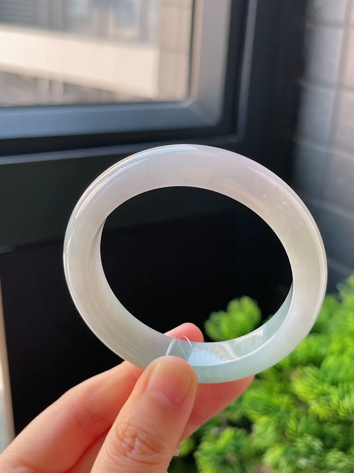 正圈52圈口，翡翠冰糯种浅绿色手镯