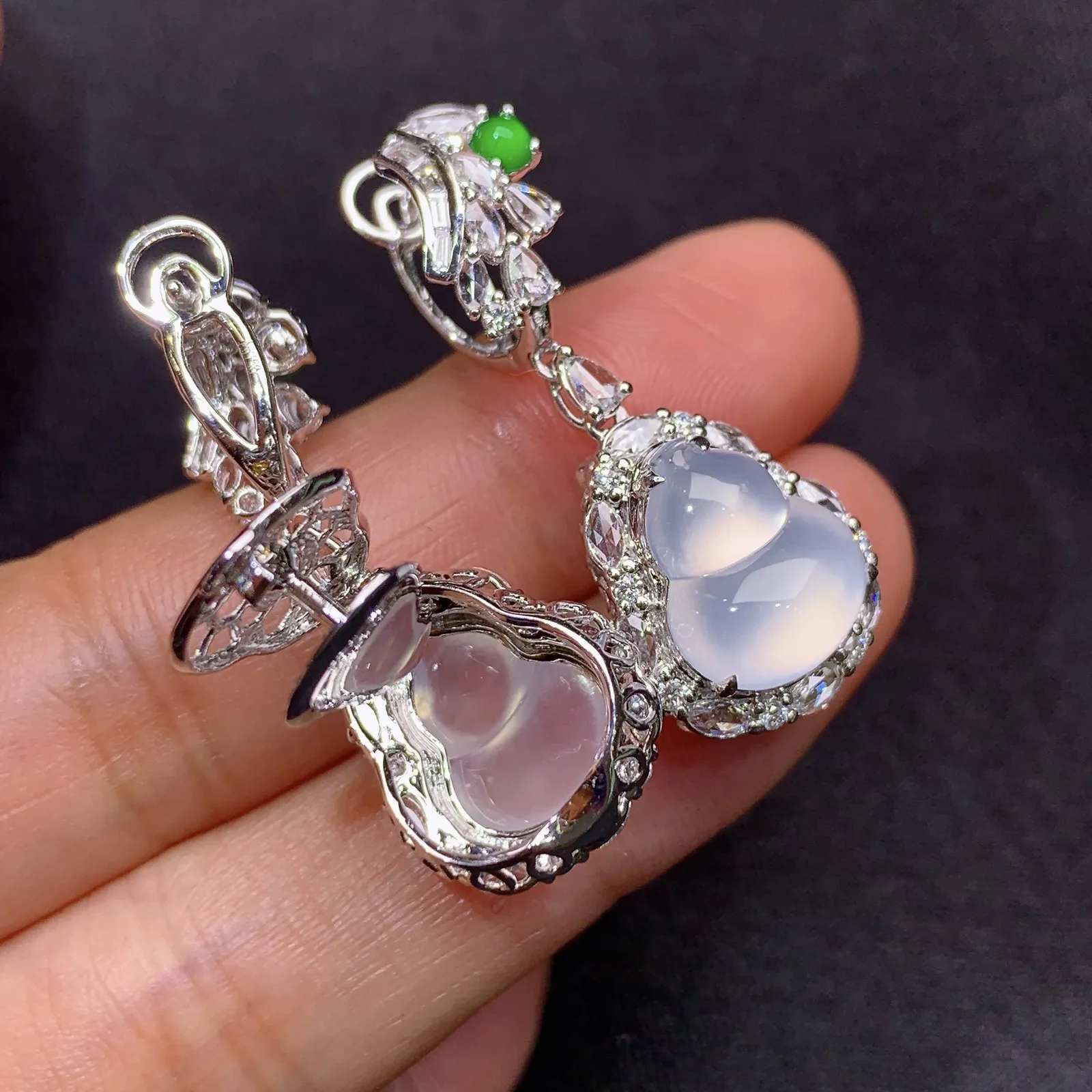 18k金钻镶嵌冰种葫芦耳坠 搭配小阳绿蛋面镶嵌 玉质水润细腻 清新透亮 整体尺寸35.5*13.6*10.3