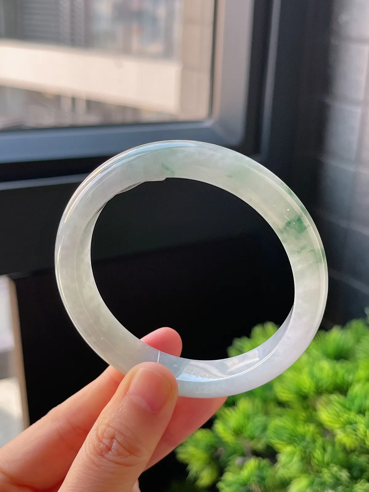 正圈57.8圈口，翡翠糯化种飘绿手镯