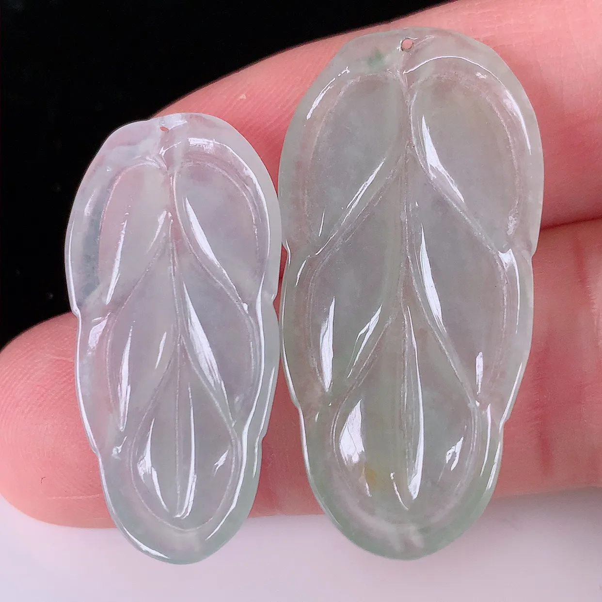 自然光实拍，冰翡翠叶子吊坠 ，种水足，色泽清新，工艺精湛，叶子寓意美好；金枝玉叶，事业有成。#035.4尺寸36-18-3.2，31-16-3mm