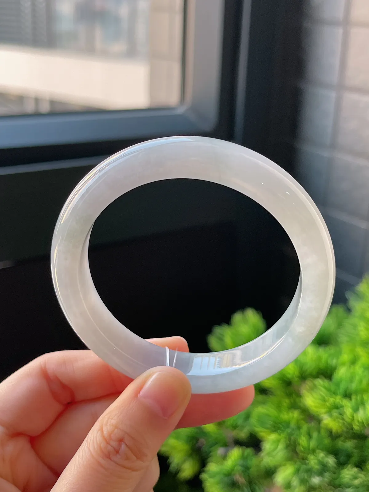 正圈55.5圈口，翡翠冰糯种淡绿色手镯