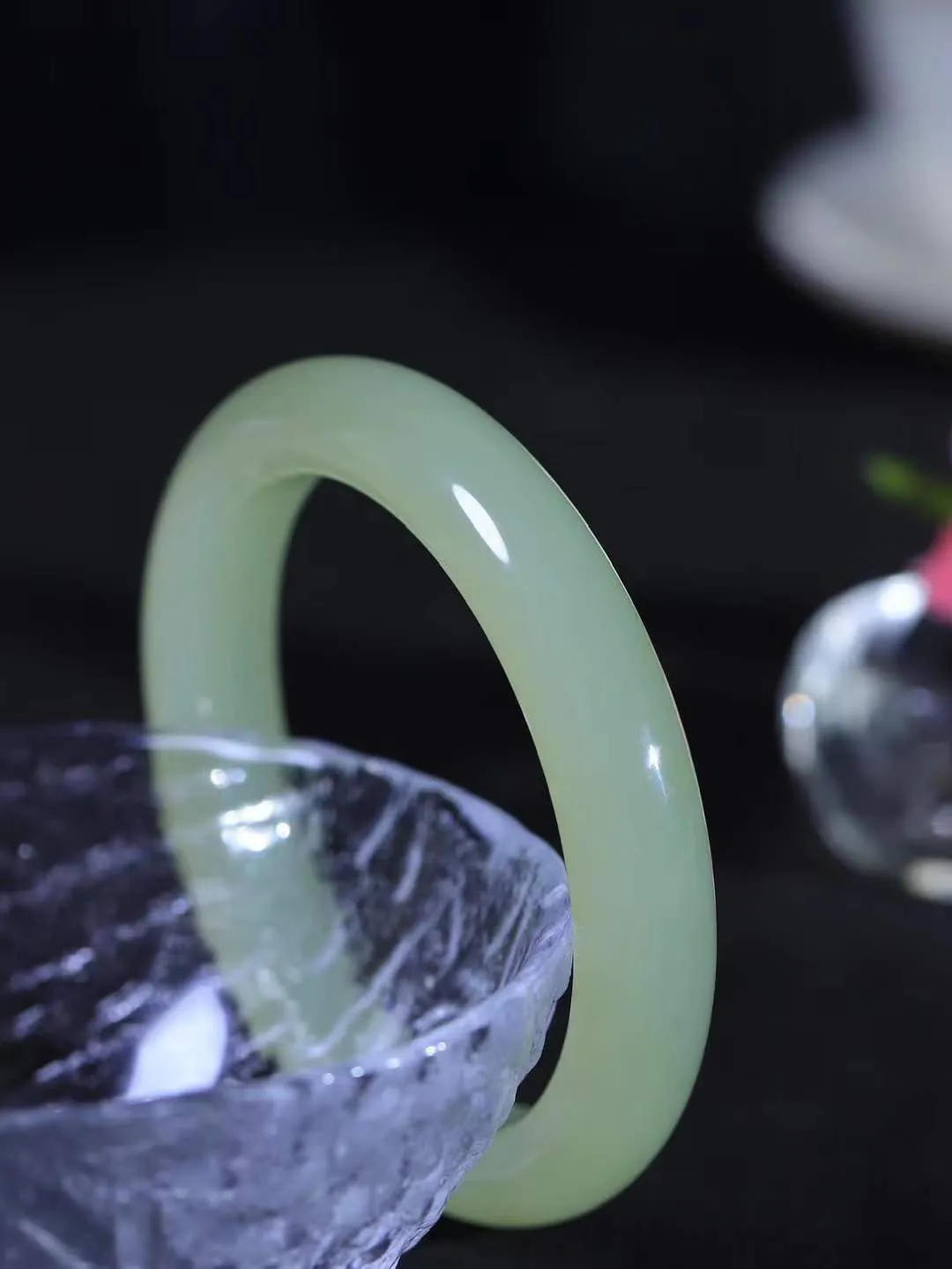 【晴水相伴.镯】

精品️和田玉晴水手镯，以其淡雅的晴水色调，成为腕间的一抹亮色。玉质细腻，触感温润，佩戴它，感受玉石的温度与自然的灵性，让每一天都充满诗意与美好。重53.6克  尺寸56.5-11.7-9mm   75162654A