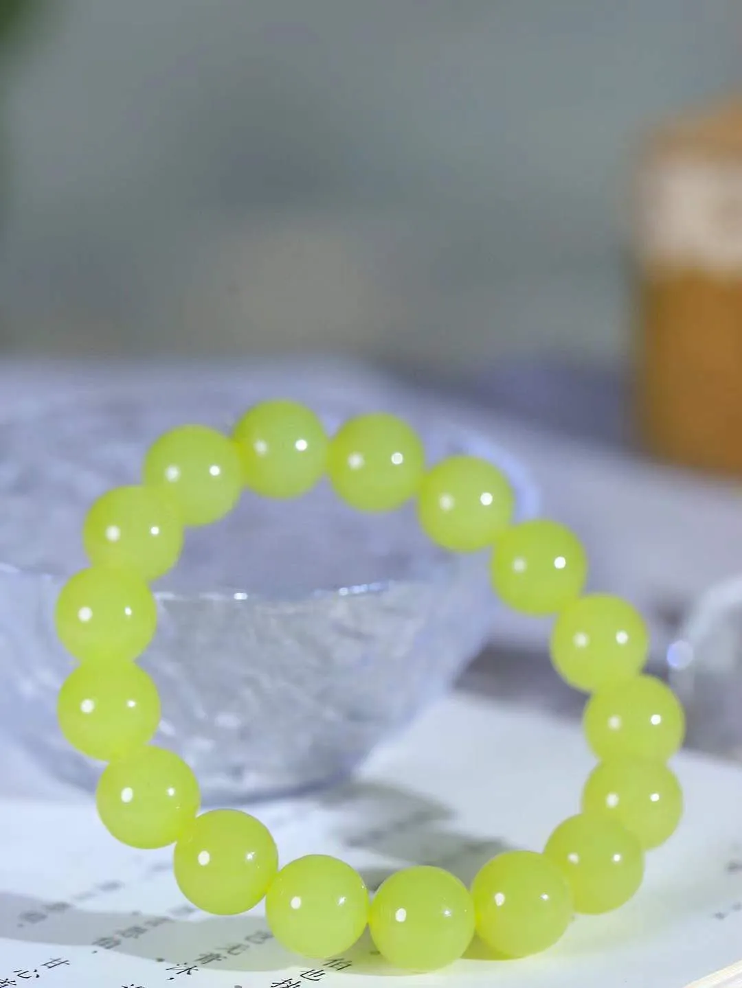 【珠圆玉润.手串】

精品️和田玉黄口珠圆玉润手串 玉质温润细腻  整串打磨圆润，佩戴舒适。珠珠落玉盘，间关莺语花底滑，一生美好时光，无论身在何处，都有它相伴相守。事事顺遂，幸福美满，吉祥如意。重44.6克 尺寸取一12mm  FDA-22102534