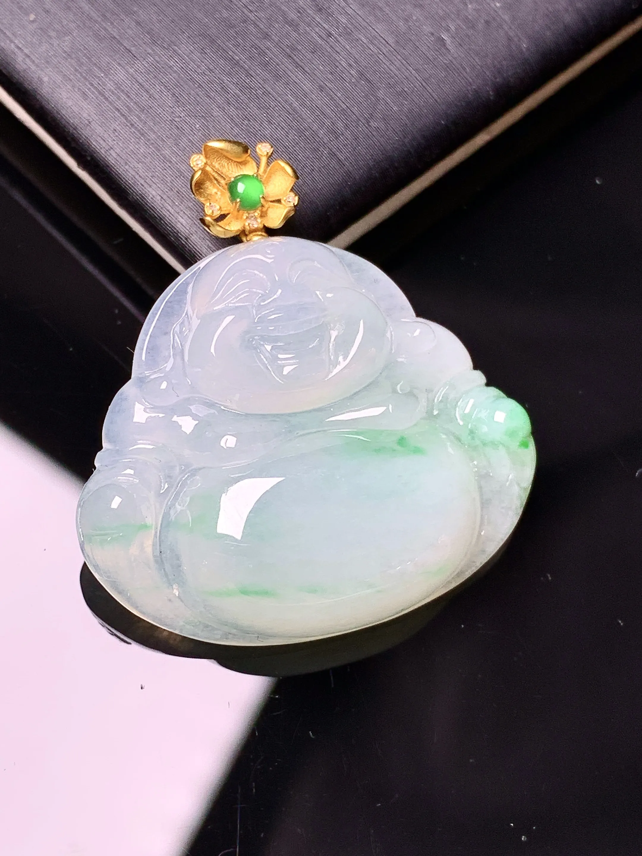 18k金钻镶嵌飘绿佛公吊坠 玉质细腻 色泽清新艳丽 整体尺寸30.5*28*6