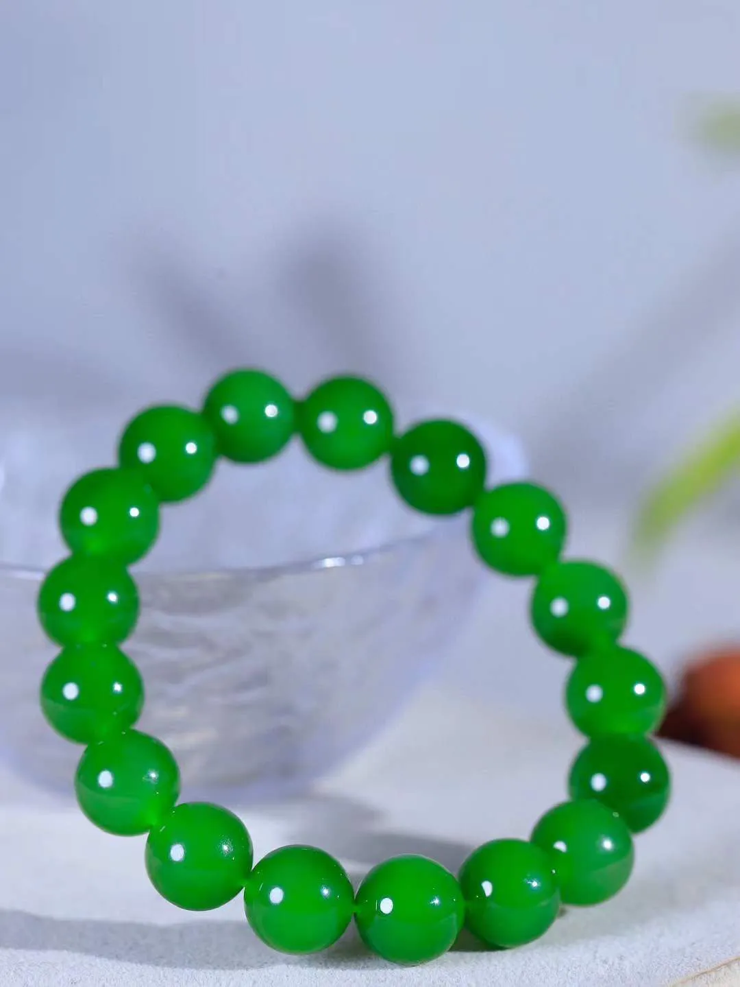 【珠圆玉润.手串】

收藏级臻品️和田玉碧玉珠圆玉润手串 玉质温润细腻  整串打磨圆润，佩戴舒适。珠珠落玉盘，间关莺语花底滑，一生美好时光，无论身在何处，都有它相伴相守。事事顺遂，幸福美满，吉祥如意。重44.3克 尺寸取一11.8mm  FDA-22102737