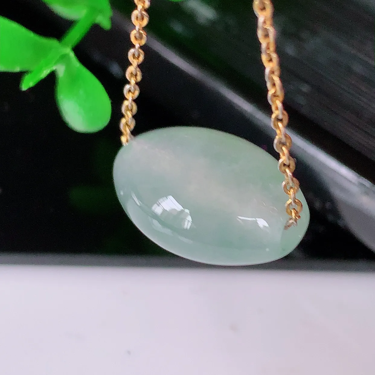 自然光实拍，冰种飘花翡翠路路通吊坠，寓意时来运转、财源滚滚，款式新颖时尚，日常百搭的款！配图银链#031.4尺寸15.6-12.2-9.2mm