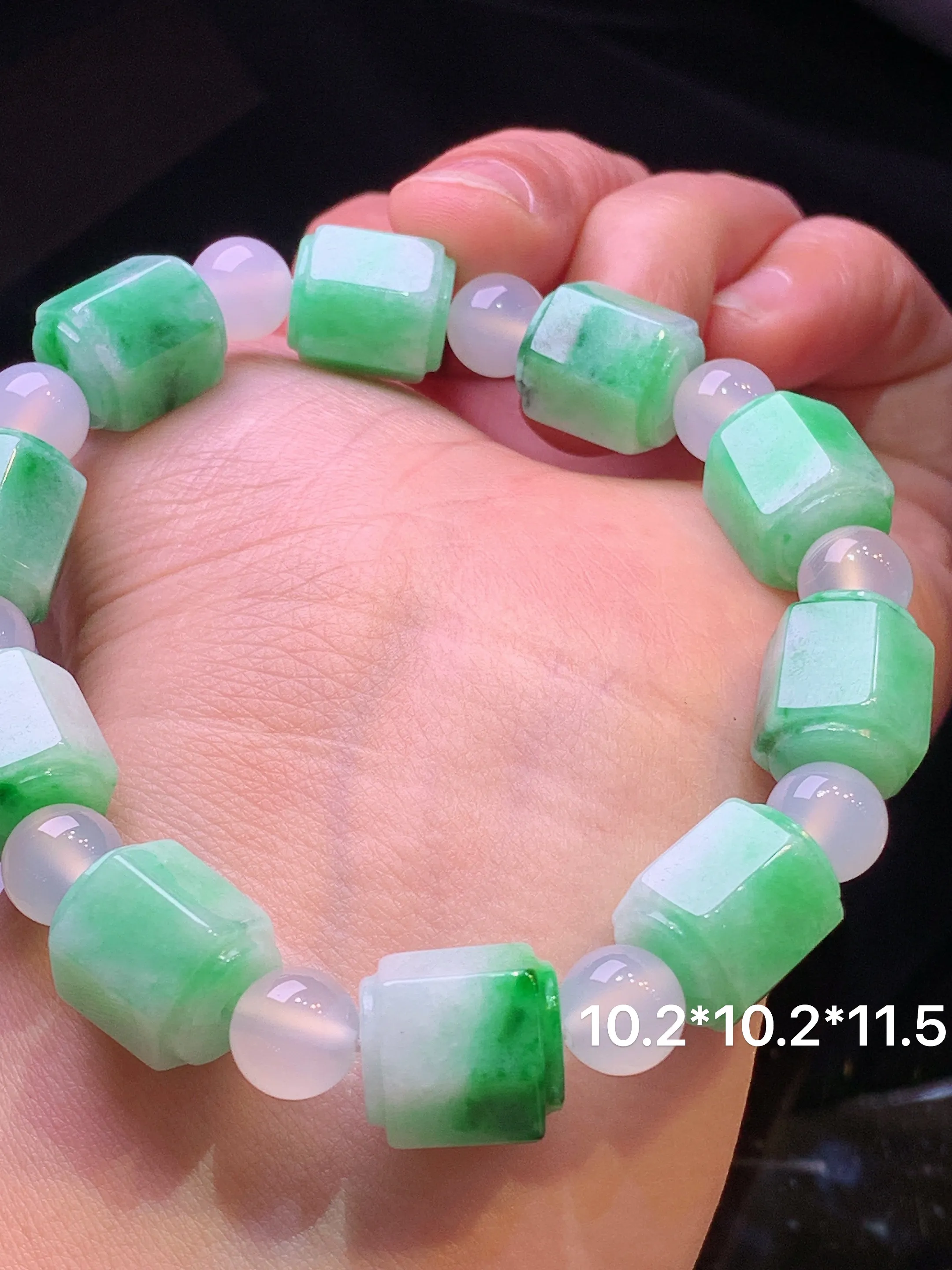飘绿路路通手链 玉质细腻 色泽清新艳丽 整体尺寸10.2*11.5