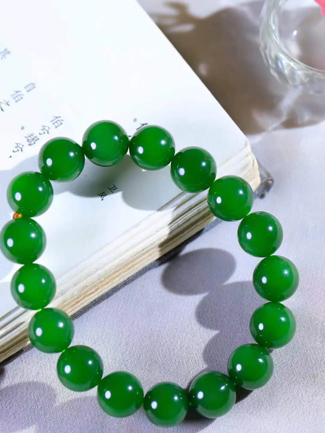 【珠圆玉润.手串】

收藏级臻品️和田玉碧玉珠圆玉润手串 玉质温润细腻  整串打磨圆润，佩戴舒适。珠珠落玉盘，间关莺语花底滑，一生美好时光，无论身在何处，都有它相伴相守。事事顺遂，幸福美满，吉祥如意。重44.8克 尺寸取一11.9mm  FDA-22102737