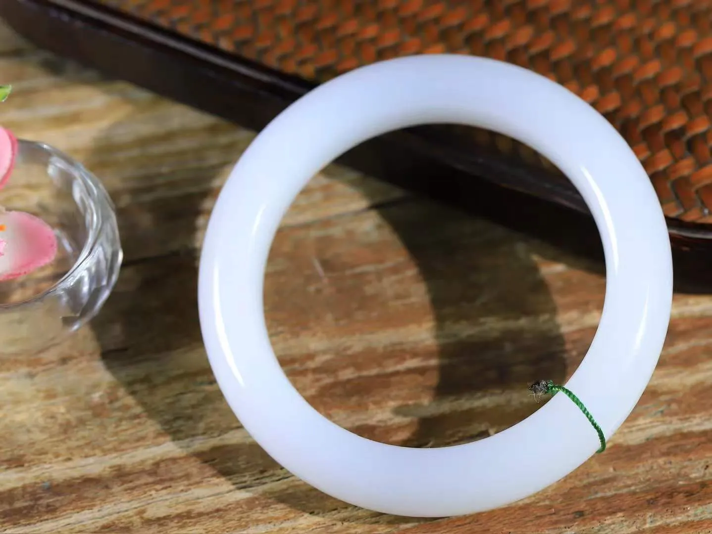 【情有独钟.手镯】

精品和田玉白玉手镯 玉质温润细腻 油性十足 手感舒适，高华雅逸，线条流畅，简约大气，美自天成，素雅高贵。佩戴于腕间，婉约之美，举手投足间透出那低调奢华。重75克 内径57.5mm 尺寸13-10.5mm   FDL-79102651