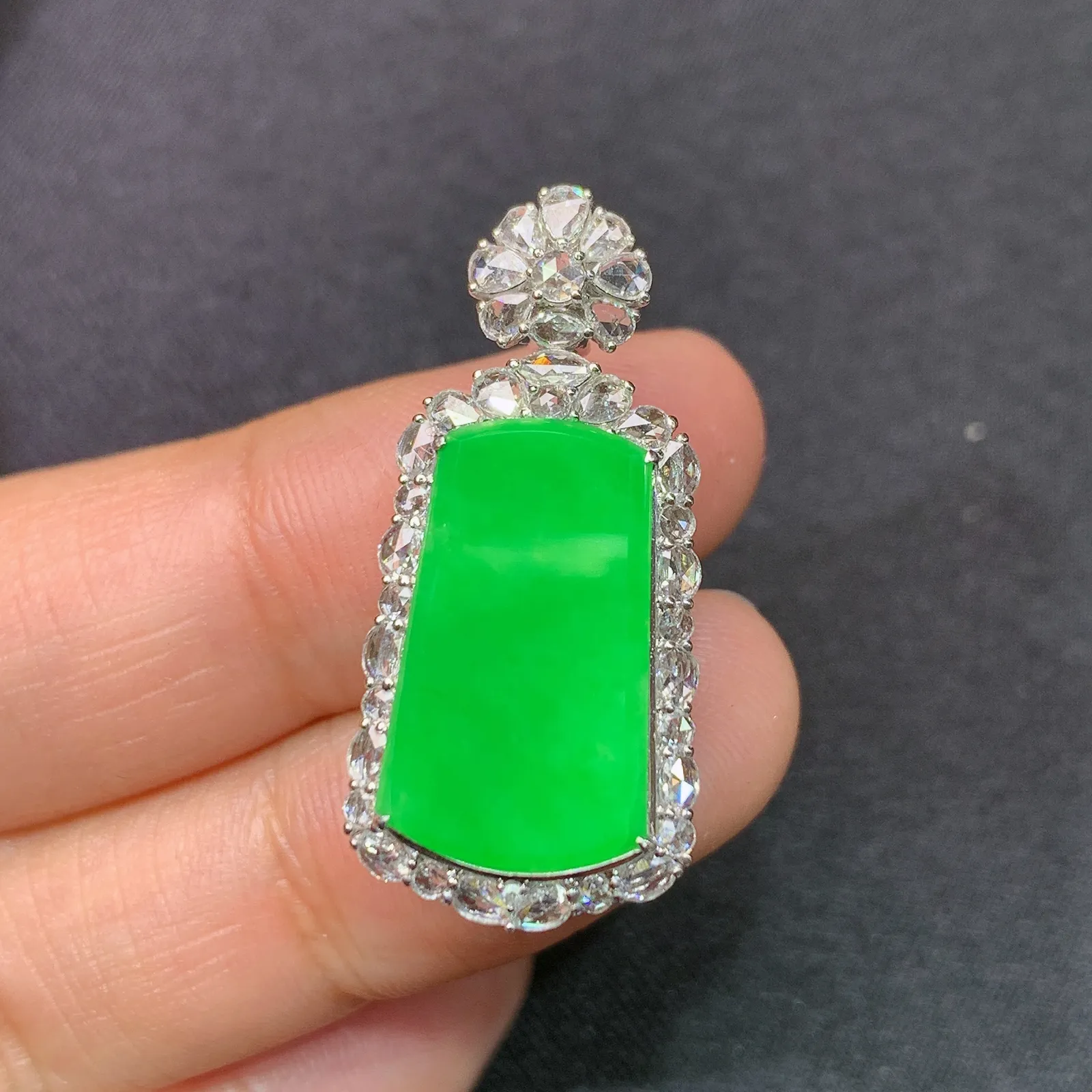 阳绿无事牌吊坠，18k金镶嵌，冰润色阳，种老水足，Ych 尺寸30.3*14.2*8.8