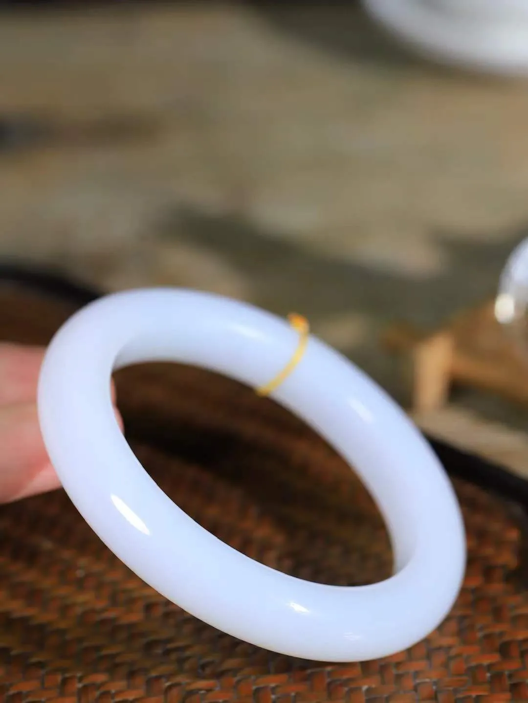 （温柔雅致.手镯）

精品️和田玉白玉手镯。镯型饱满，温润细腻，脂润沁香。️执一卷书，沏一盏茶，着一袭裙，戴一只镯。淡淡浅笺，素心若兰，静赏玉中诗画。悠悠岁月，芊手轻摘，盛满诗样芳华。重79克   尺寸60.5-13-11.2mm    FDL-66102633