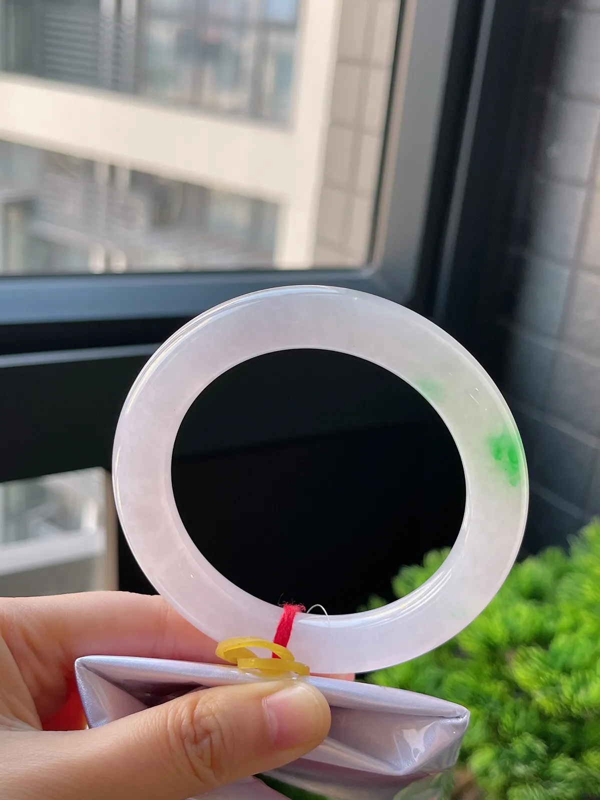 圆镯57.8圈口，翡翠冰糯种飘绿手镯