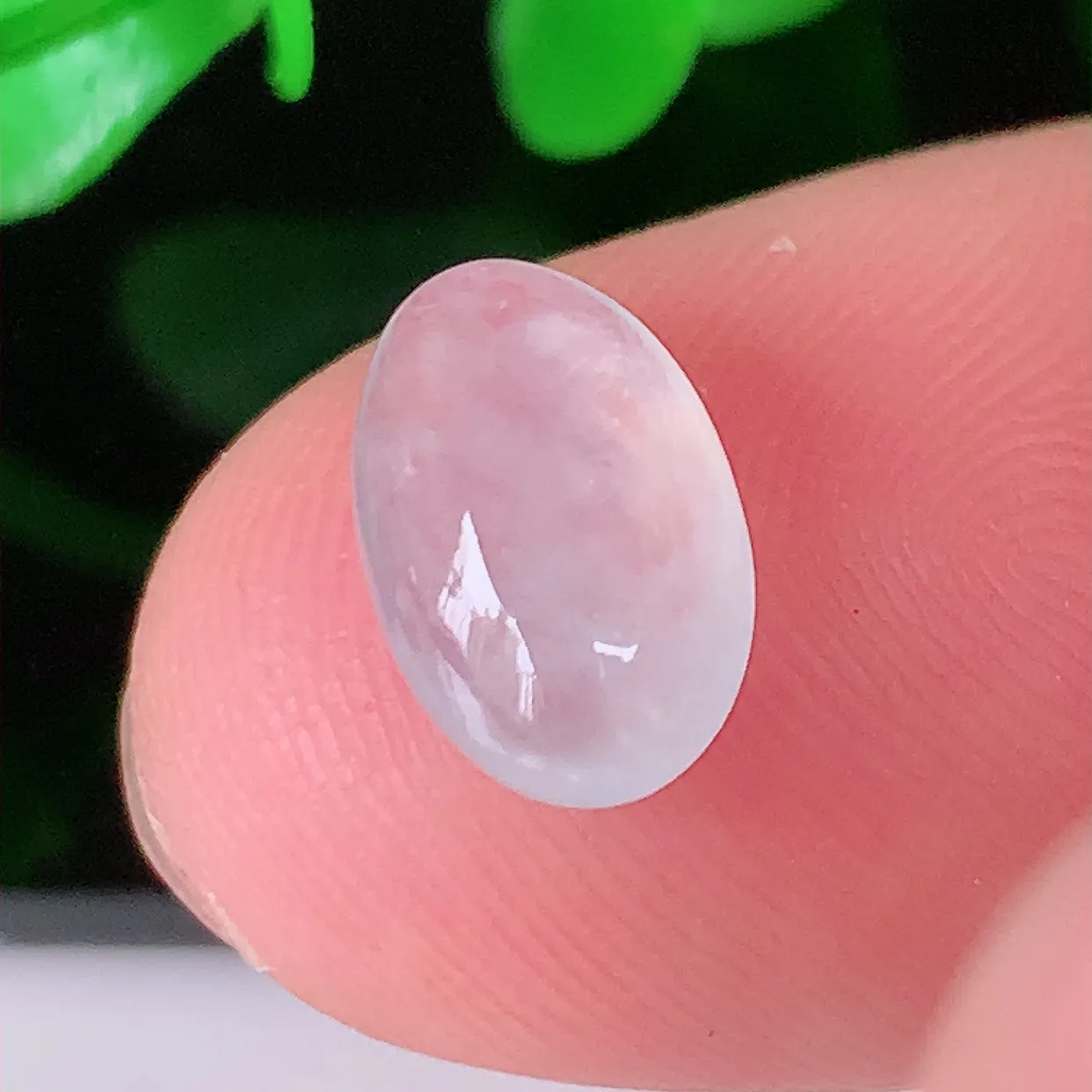 自然光实拍，冰种翡翠戒面，蛋面，翠色灵动，玉质细腻，颜色漂亮，品相佳，镶嵌更靓，佩戴佳品！#681.4尺寸10.5*6.8*3.5mm