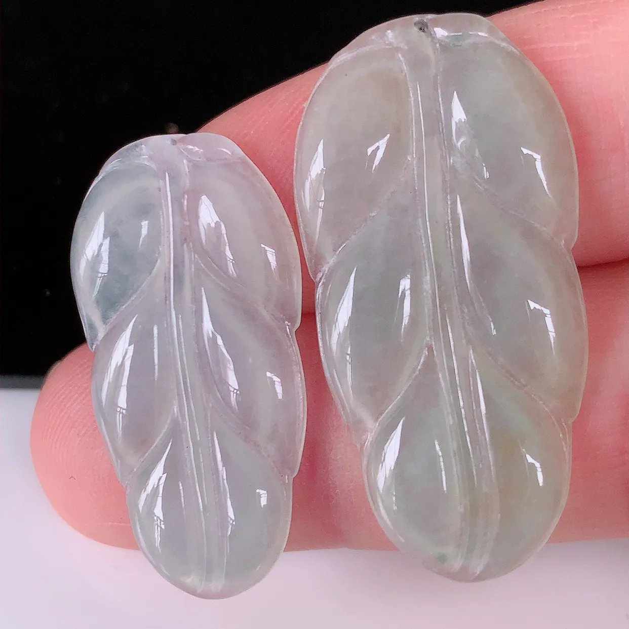 自然光实拍，冰翡翠叶子吊坠 ，种水足，色泽清新，工艺精湛，叶子寓意美好；金枝玉叶，事业有成。#035.4尺寸36-18-3.2，31-16-3mm